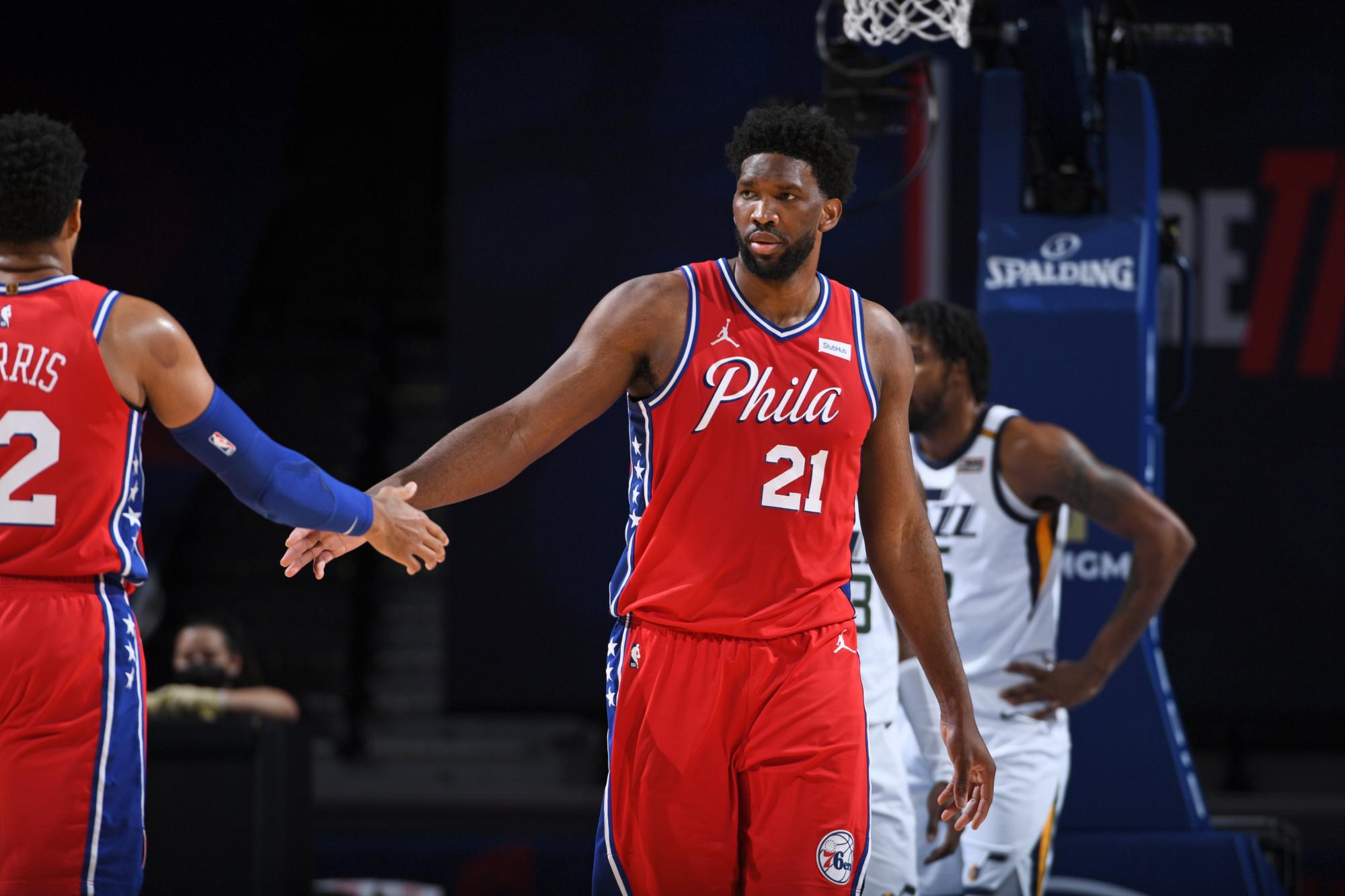 $!Joel Embiid y otra actuación de MVP para que Philadelphia 76ers gane el duelo de líderes