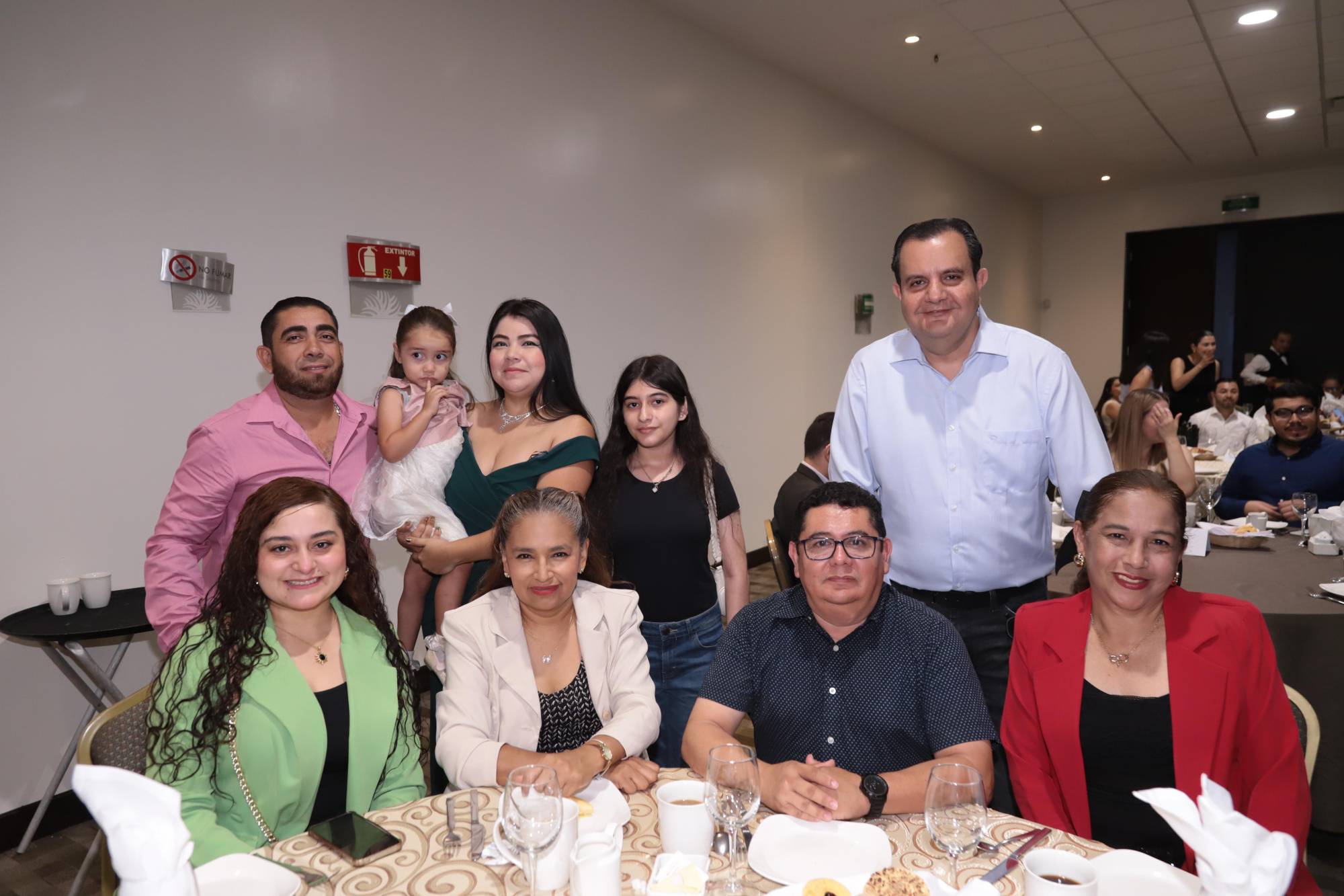 $!Familiares y amigos acompañaron a los graduados ese día tan especial.