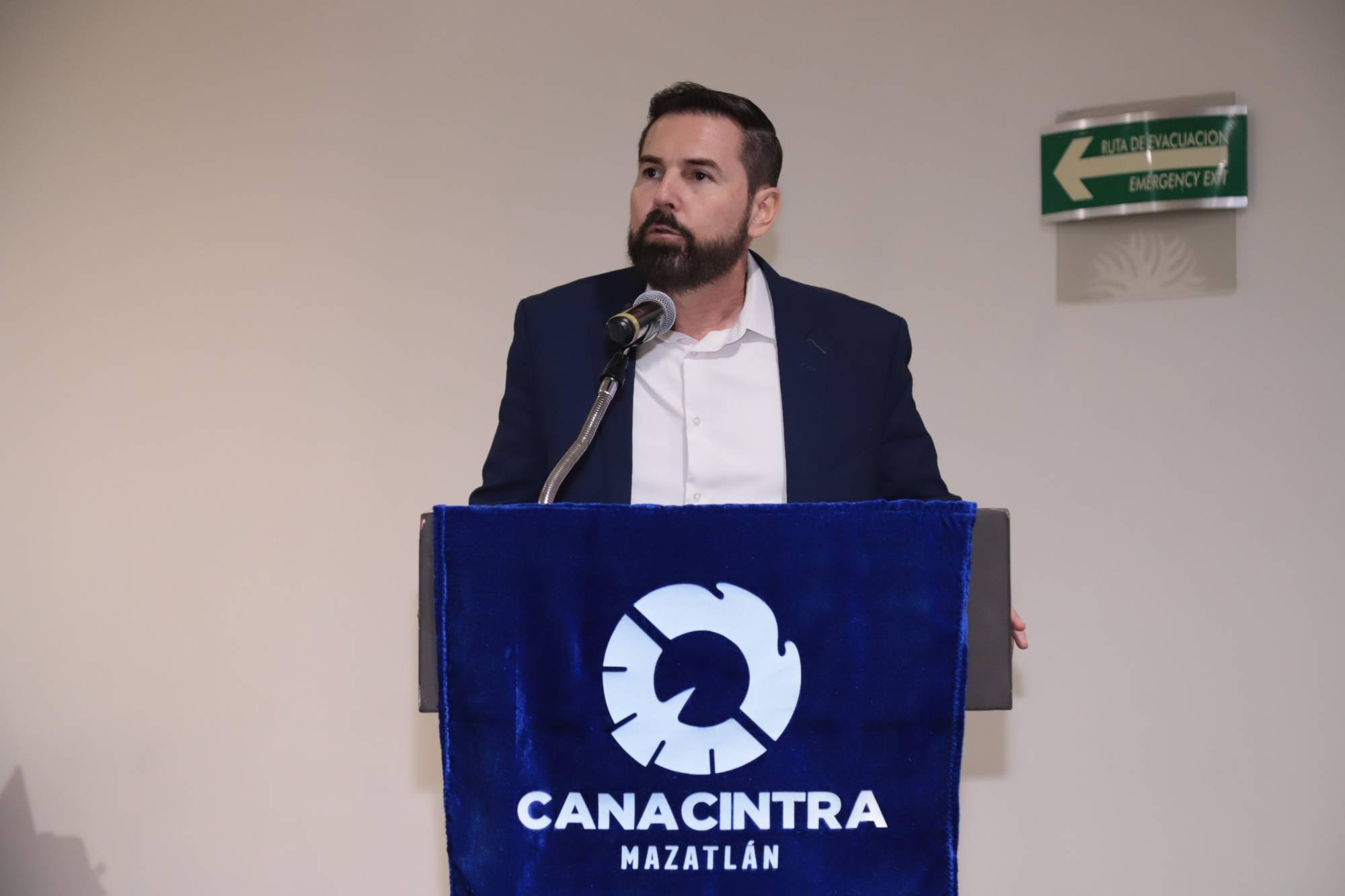 $!Sergio Rojas, presidente de Canacintra Mazatlán, expresó un mensaje a los presentes.