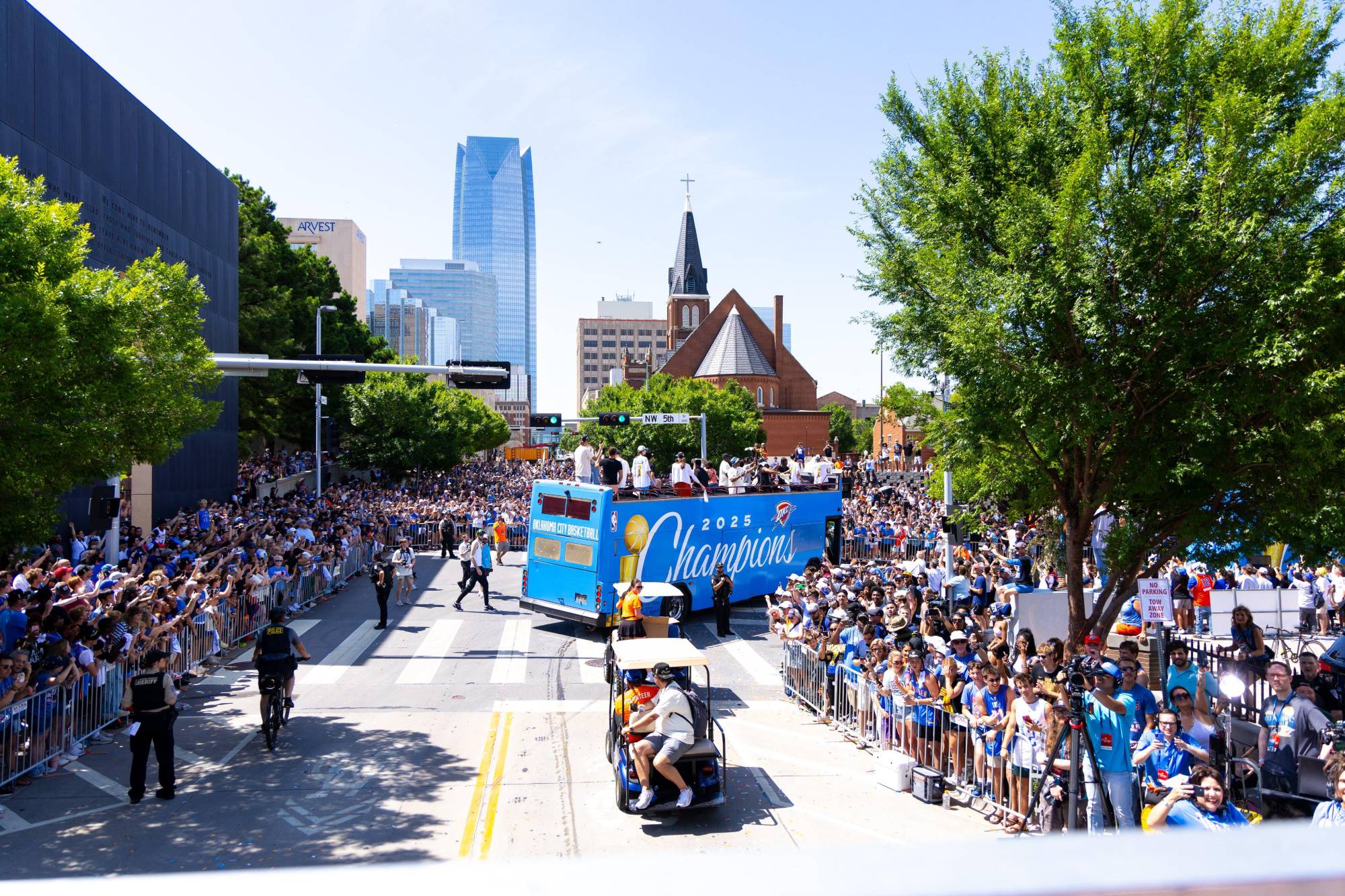 $!Afición del Thunder abarrota las calles de Oklahoma City para celebrar el anhelado título