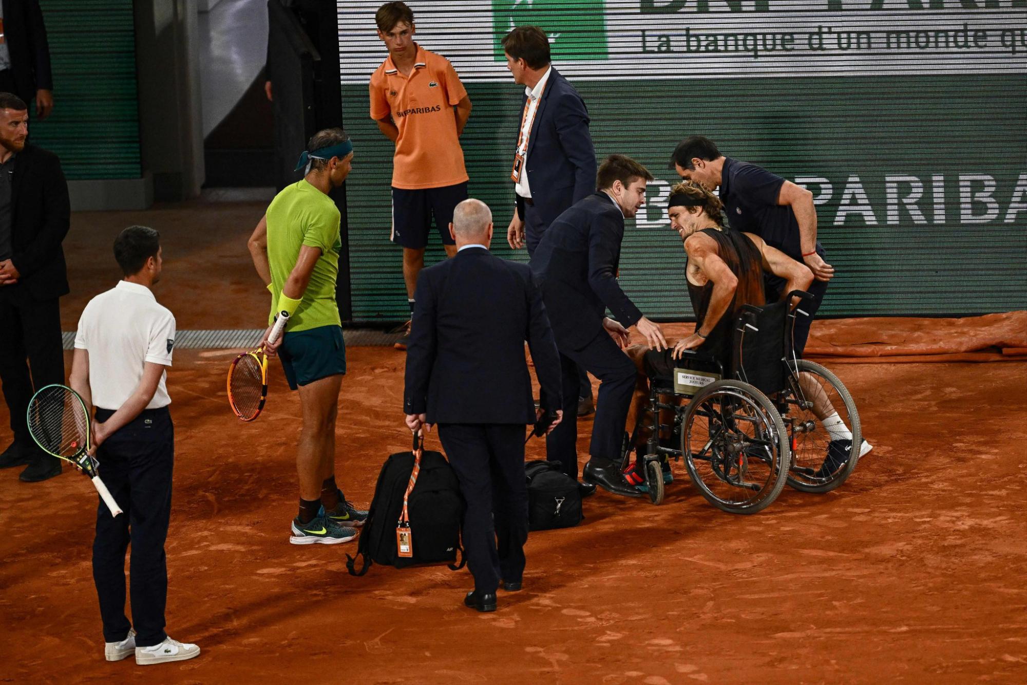 $!Zverev se lesiona y sale en silla de ruedas; Nadal va a la final de Roland Garros