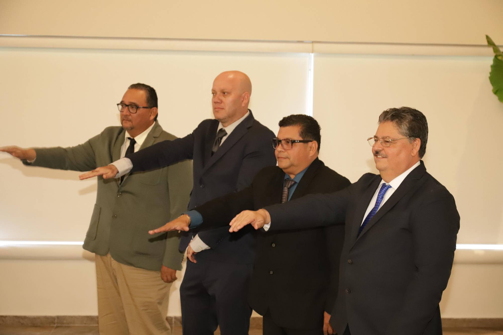 $!Héctor Rodríguez, Martín Castillo, José Ángel García y José Simón García, rinden protesta como encargados de la Comisión de Honor.
