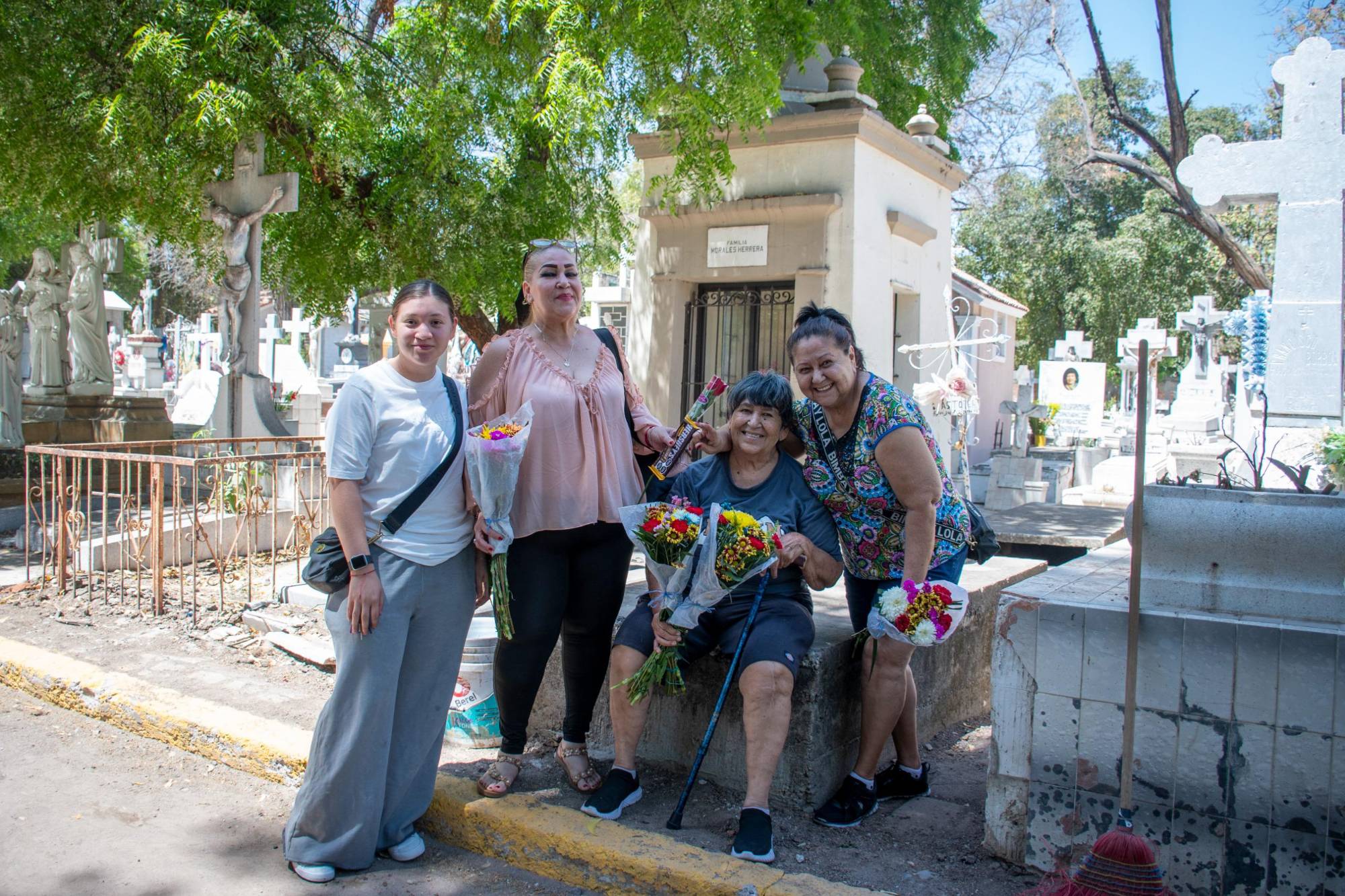 $!Registran gran afluencia de personas en los panteones de Culiacán este 10 de mayo