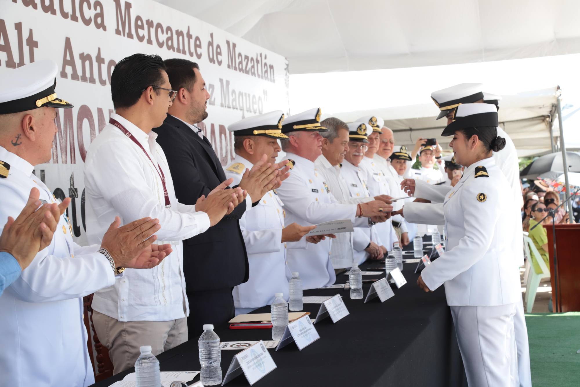 $!En el acto académico se hizo entrega de la documentación a los graduados.