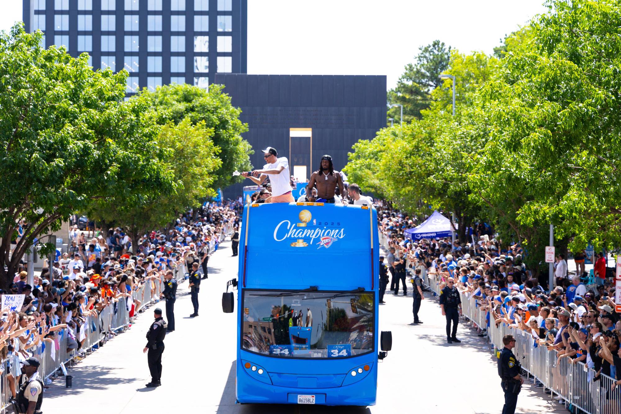 $!Afición del Thunder abarrota las calles de Oklahoma City para celebrar el anhelado título