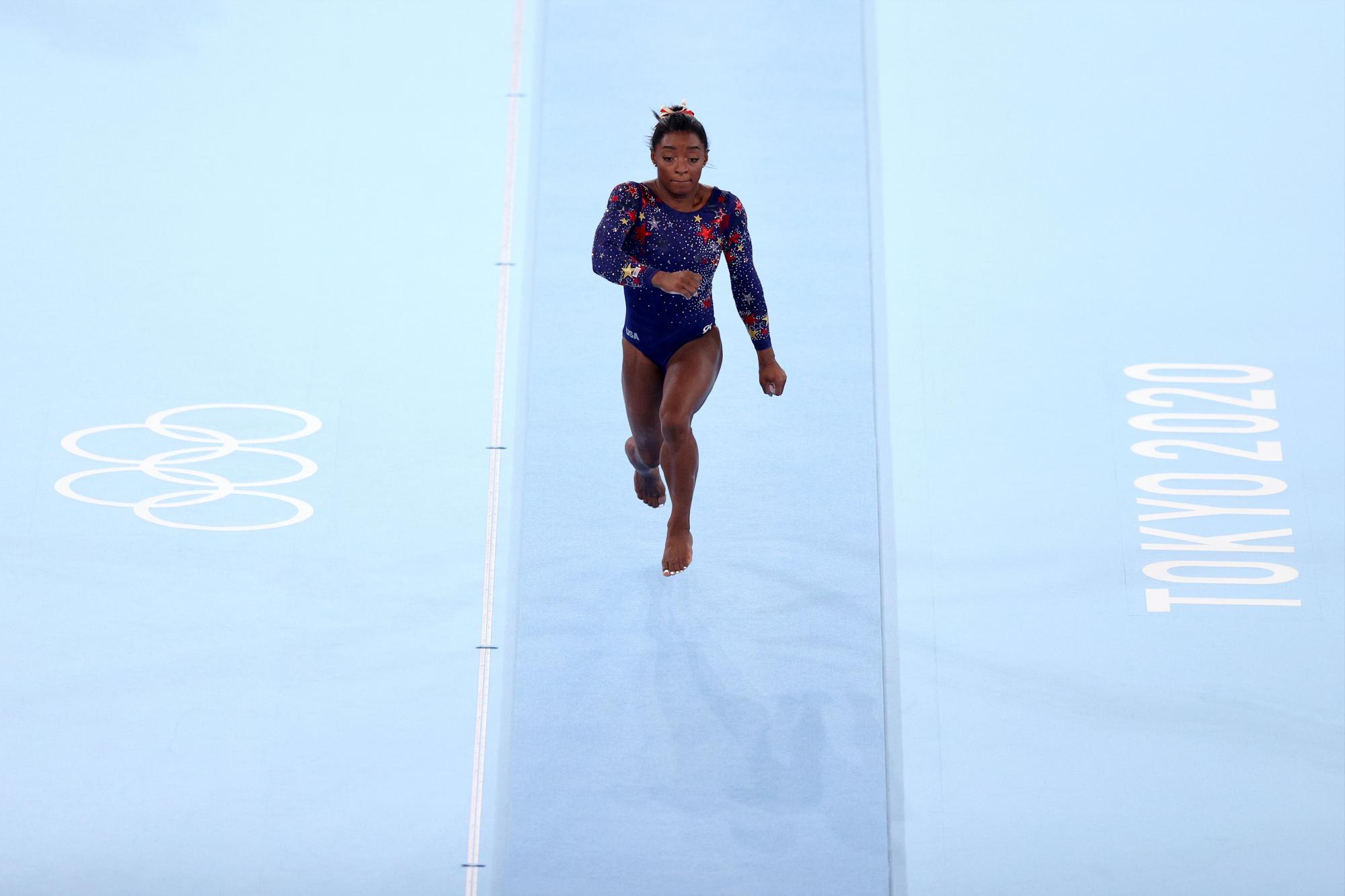 $!Simone Biles sufre y por primera vez en mucho tiempo, Rusia se adelanta a EU