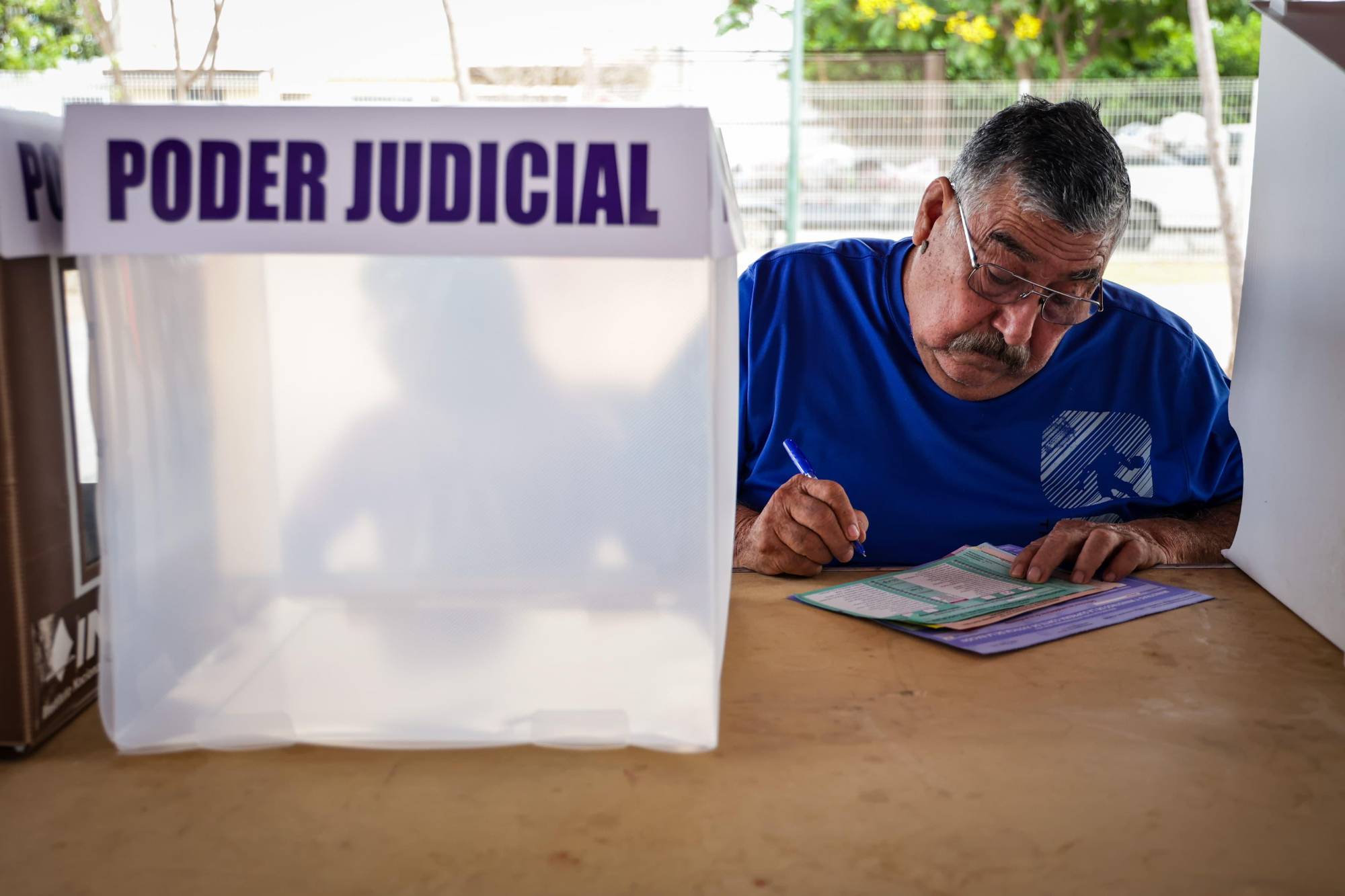 $!‘No está complicado... nomás es grabarse bien los nombres’, dicen votantes en Elección Judicial