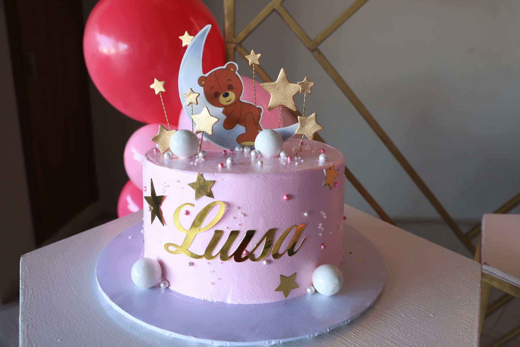 $!Un pastel en color rosa con el nombre de Luisa adornó la mesa principal.