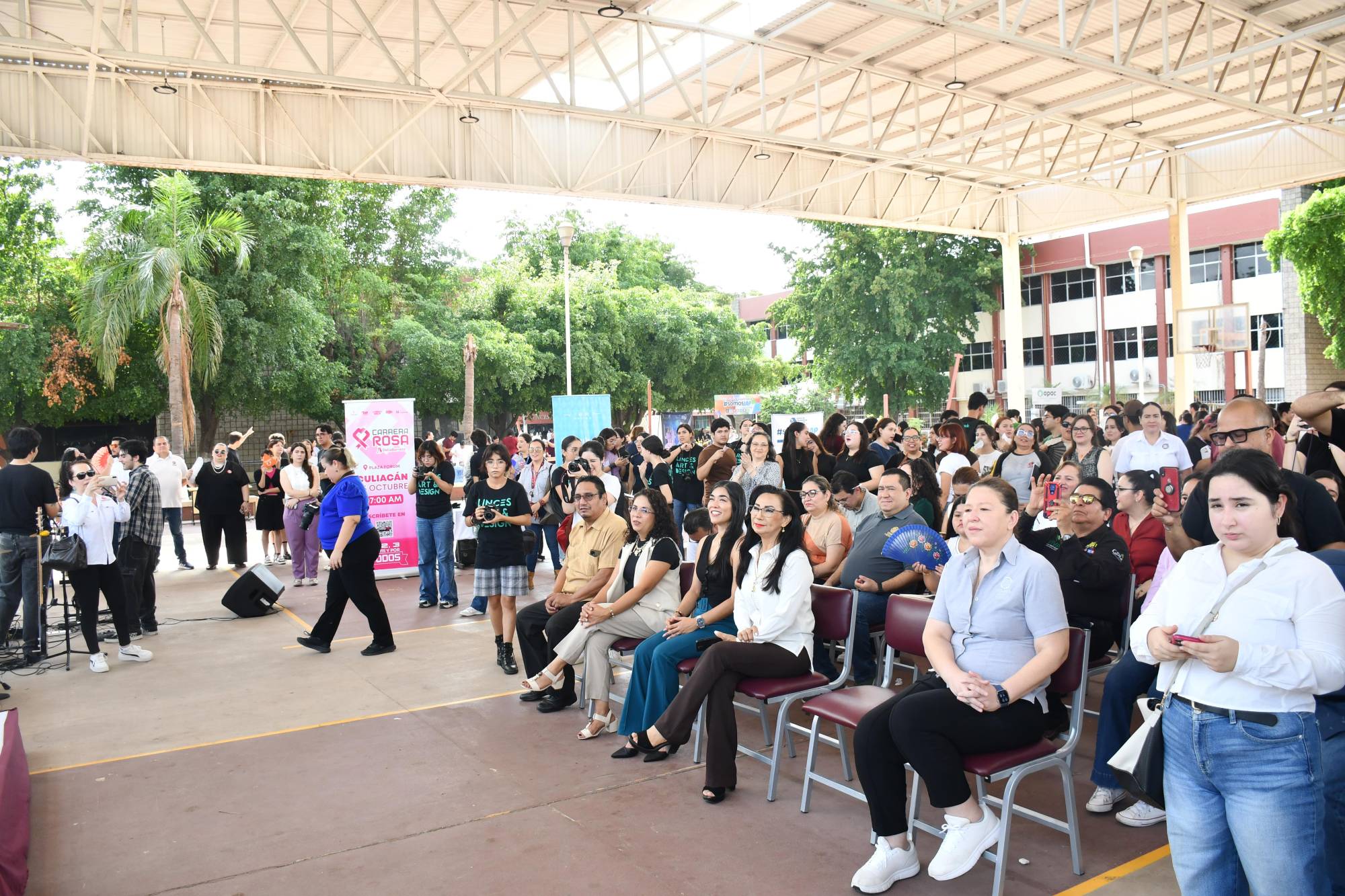$!Cientos de estudiantes de ambos turnos acuden a la muestra.
