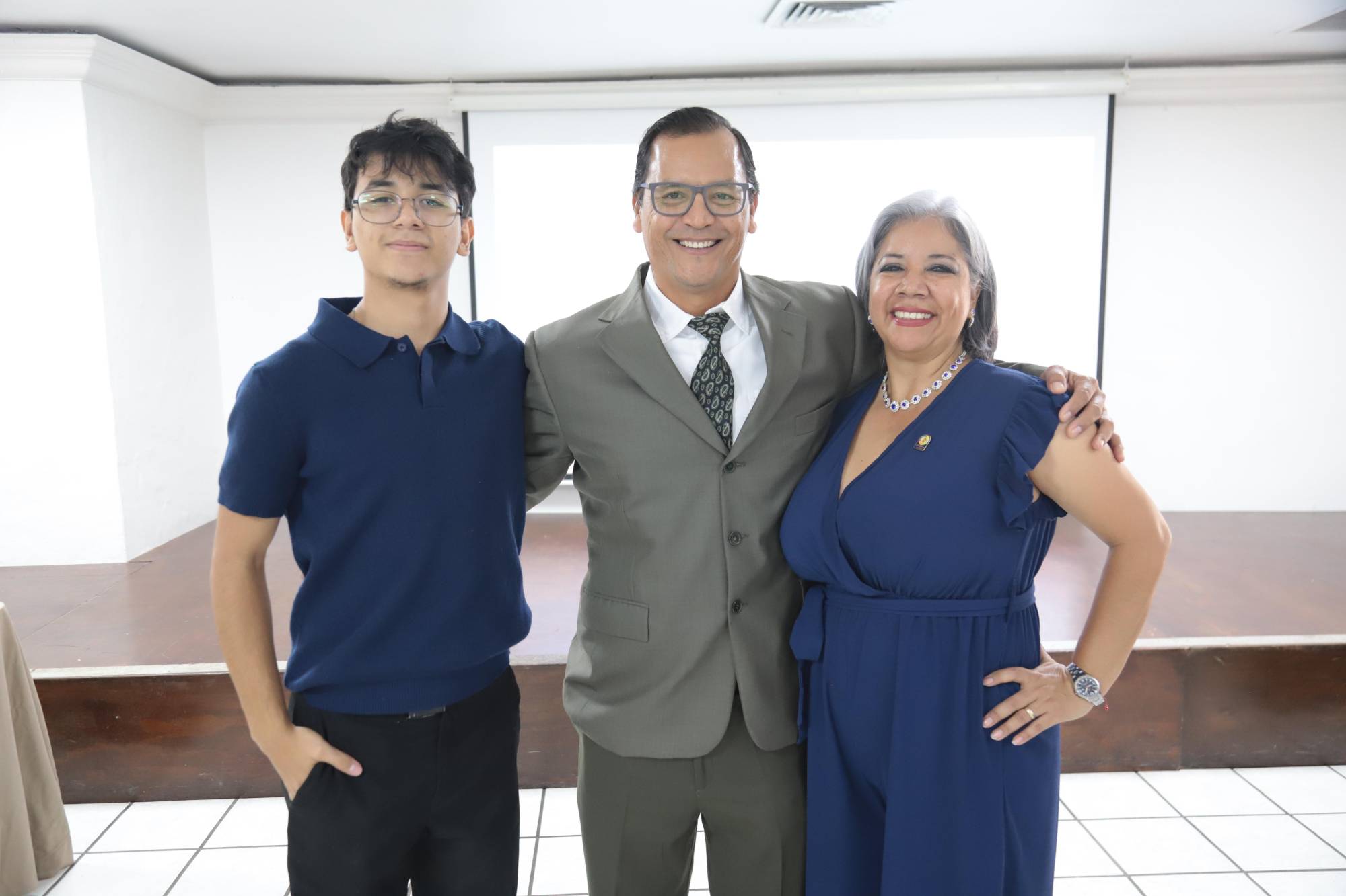 $!Juan José Estrada Munguía entre su hijo, Juan José y su esposa, Consuelo Aguayo de Estrada.