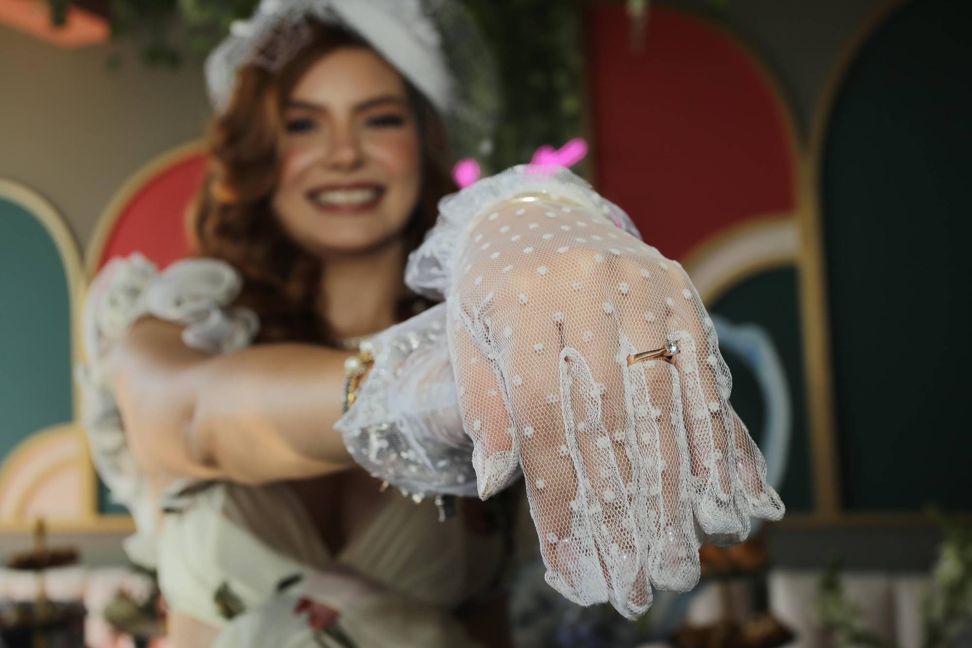 $!La futura novia muestra su anillo de compromiso.