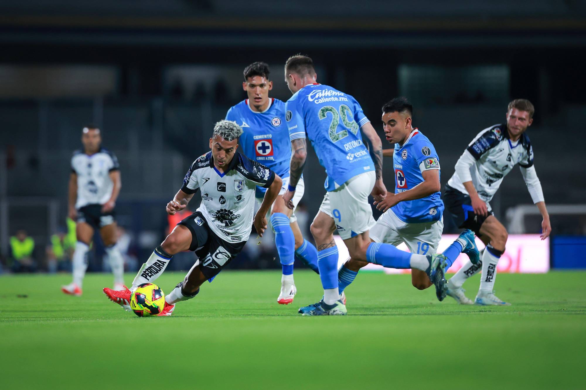 $!Cruz Azul rompe el cerrojo de Gallos y se impone por la mínima