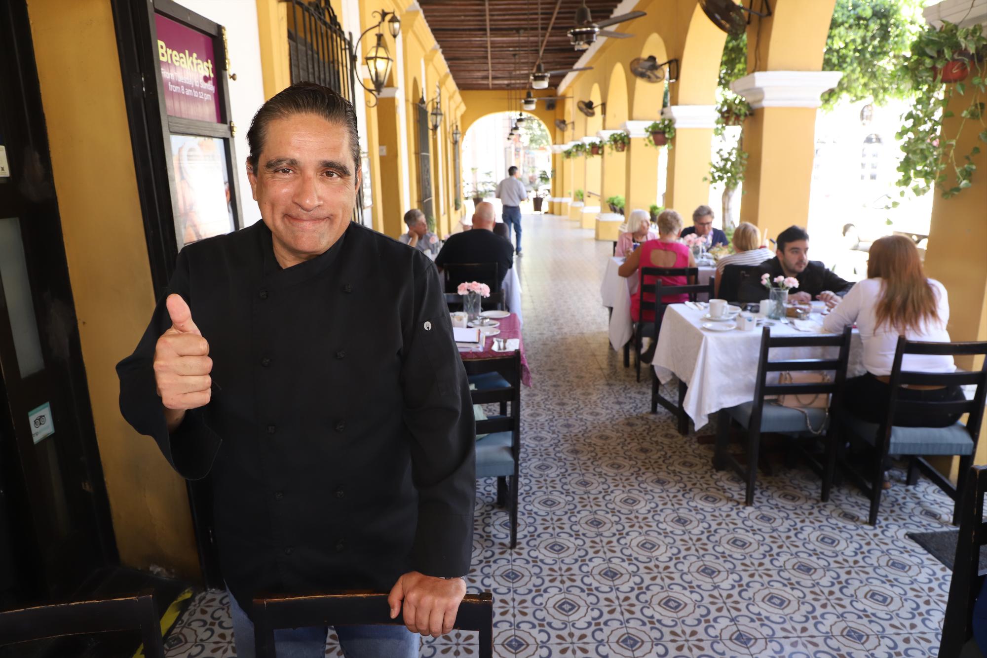 $!El chef Gilberto del Toro extiende la invitación a que asistan a la cena con causa.