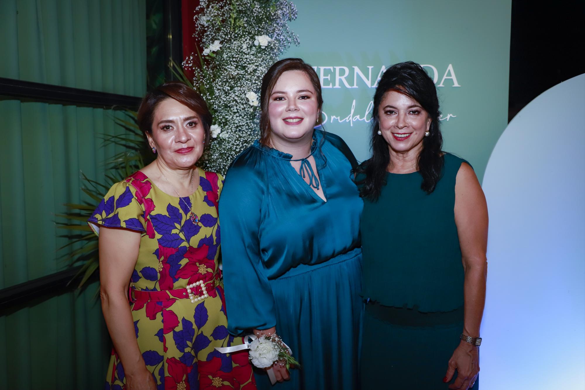 $!La novia junto a su mamá Carmen María Pérez de Acha, y su suegra Raquel Becerra Martínez.