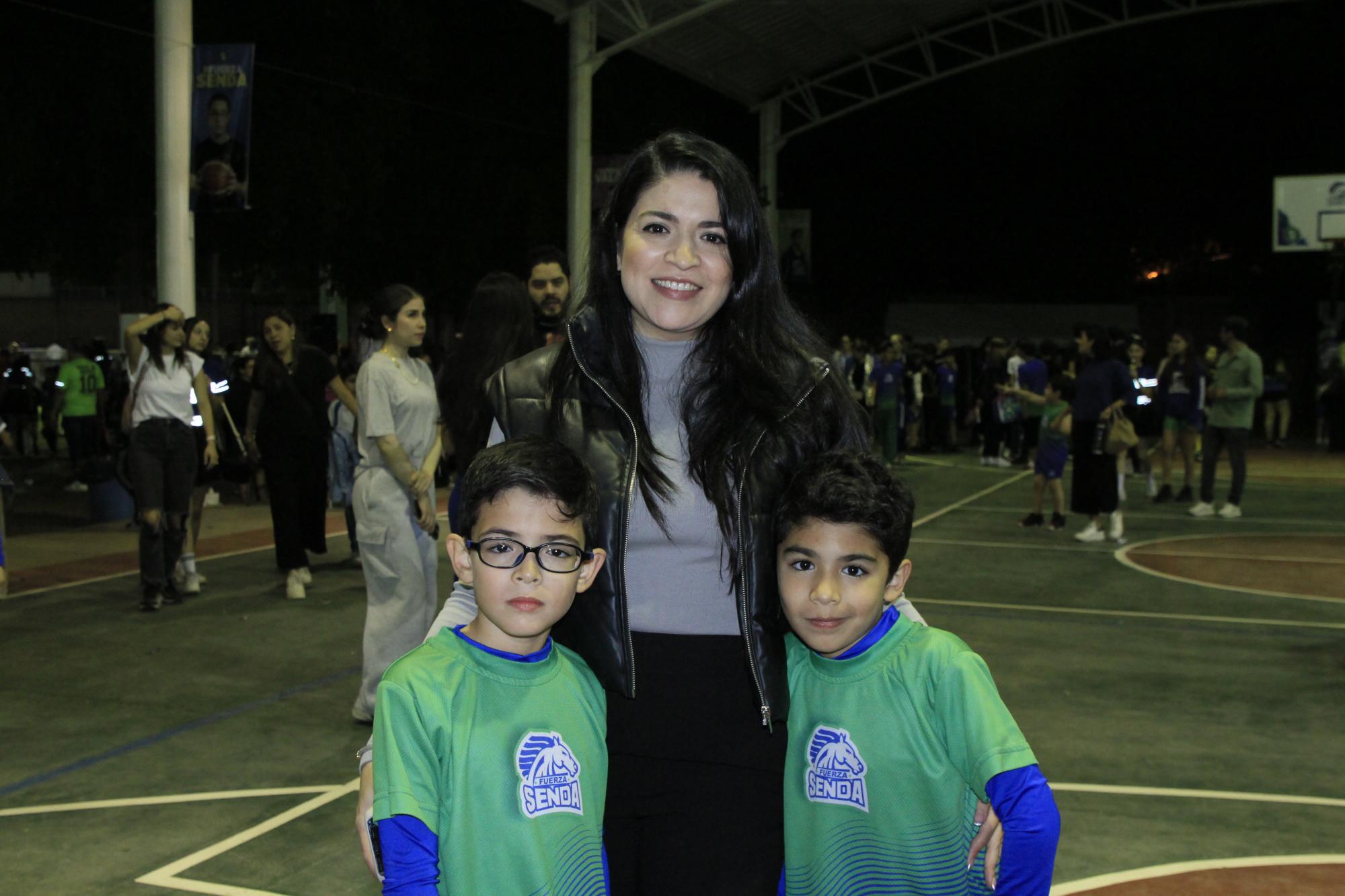 $!Katia Chávez y los niños Daniel y Luis Guerra.