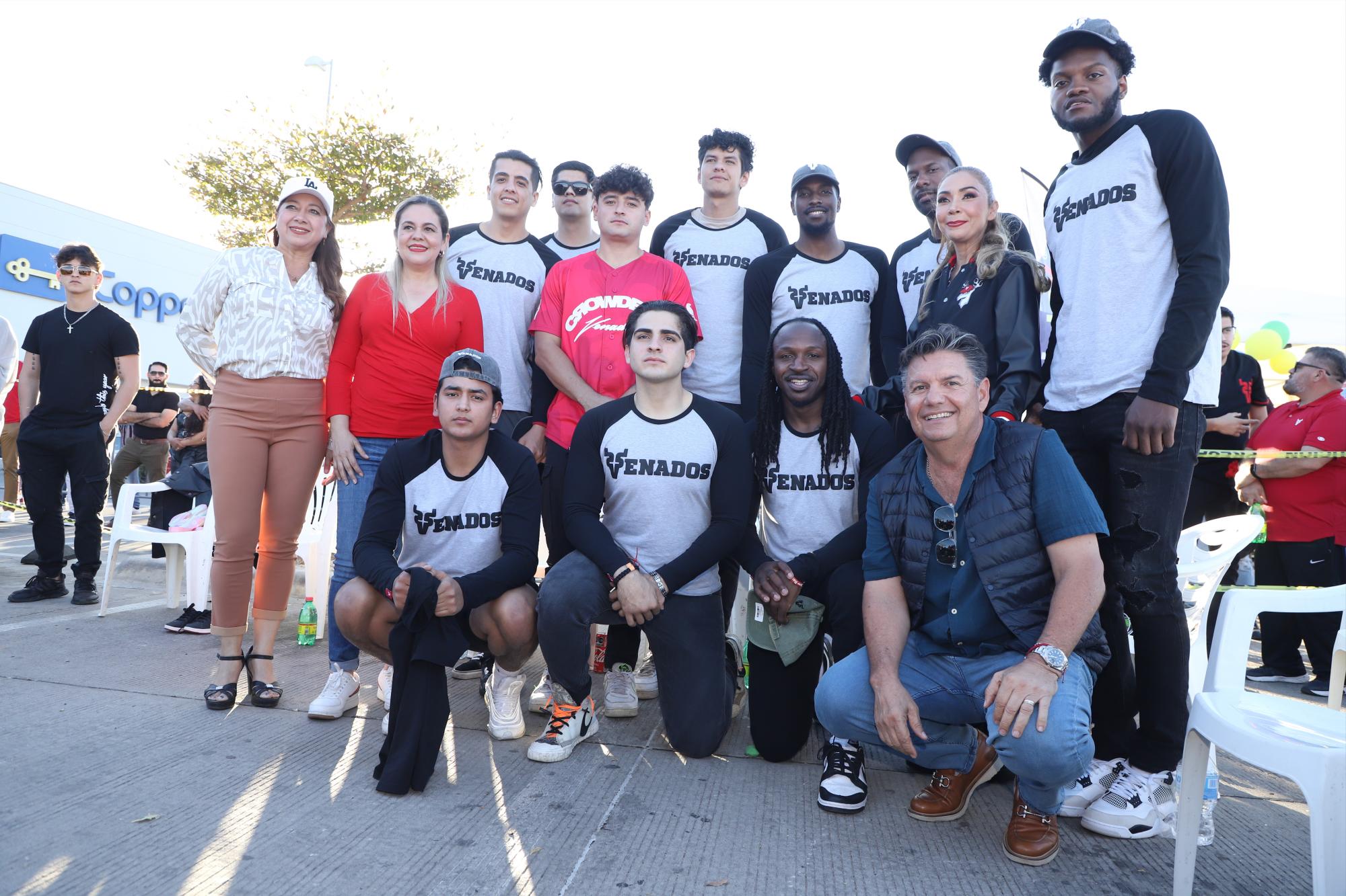 $!El equipo se toma la fotografía del recuerdo con las autoridades invitadas.