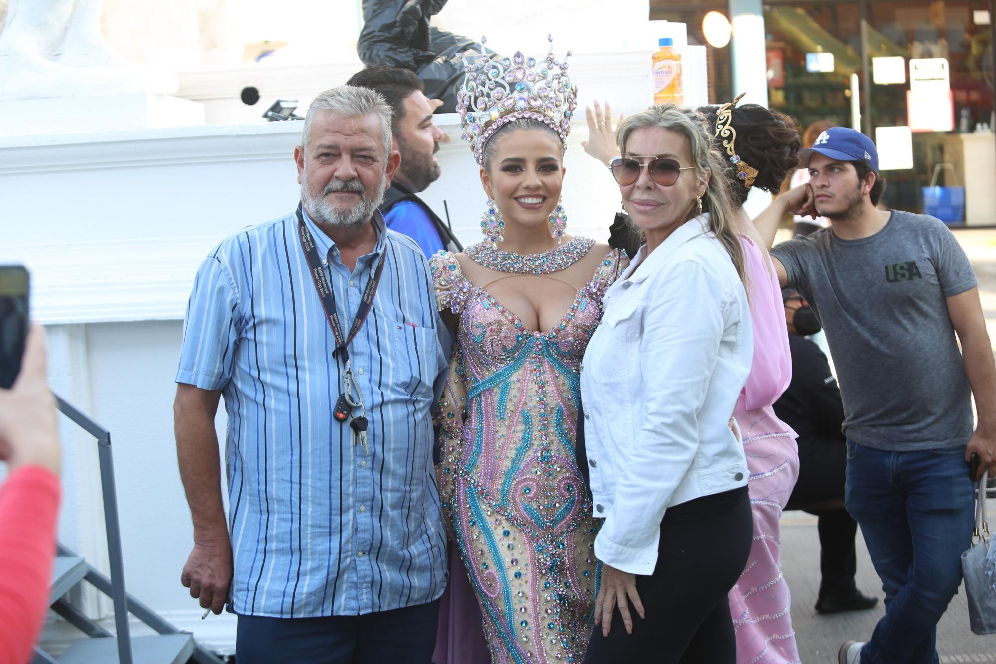 $!Ivanna Matamoros, entre sus padres, Ricardo Matamoros y Ana Malcampo de Matamoros.