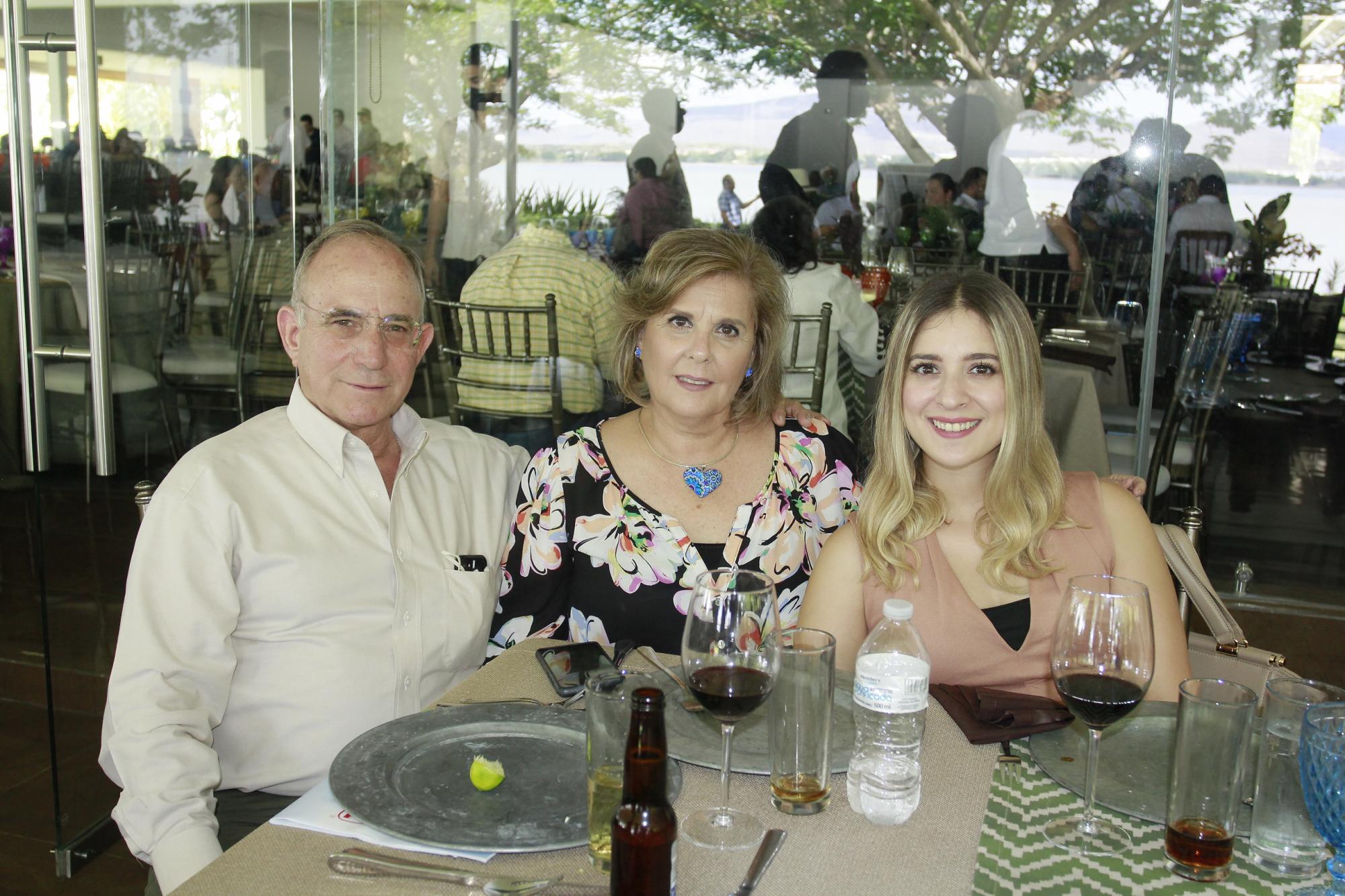 $!Ernesto Doig Alvaer, Marisa Hernández y Natalia Doig Alvear.