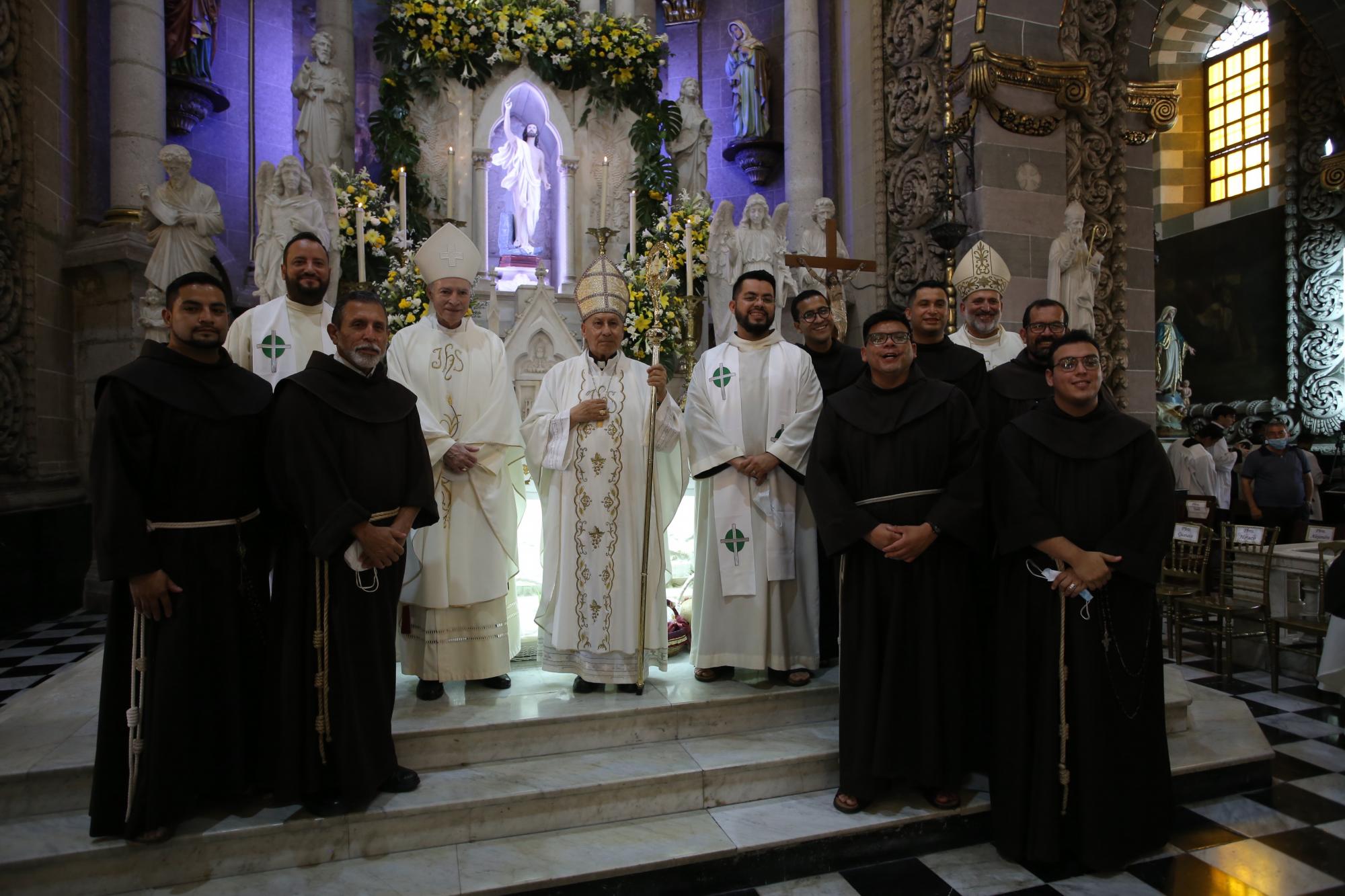 $!El Obispo Mario Espinosa Contreras entre el grupo de Frailes de la Parroquia de San Francisco de Asís, de la Colonia Allende.