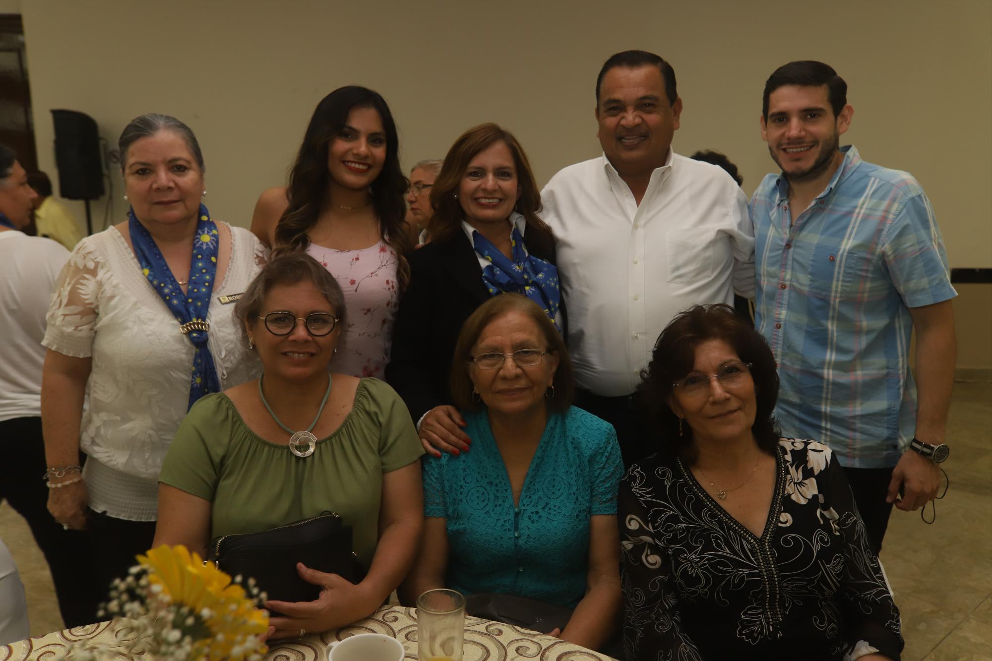 $!Liz Benítez de Sarabia entre Rosa María Ayala, Elizabeth Sarabia, Ernesto Sarabia y Fidel Benítez. Sentadas, Irma Benítez, María Emma Rodríguez, y Leticia Sainz.