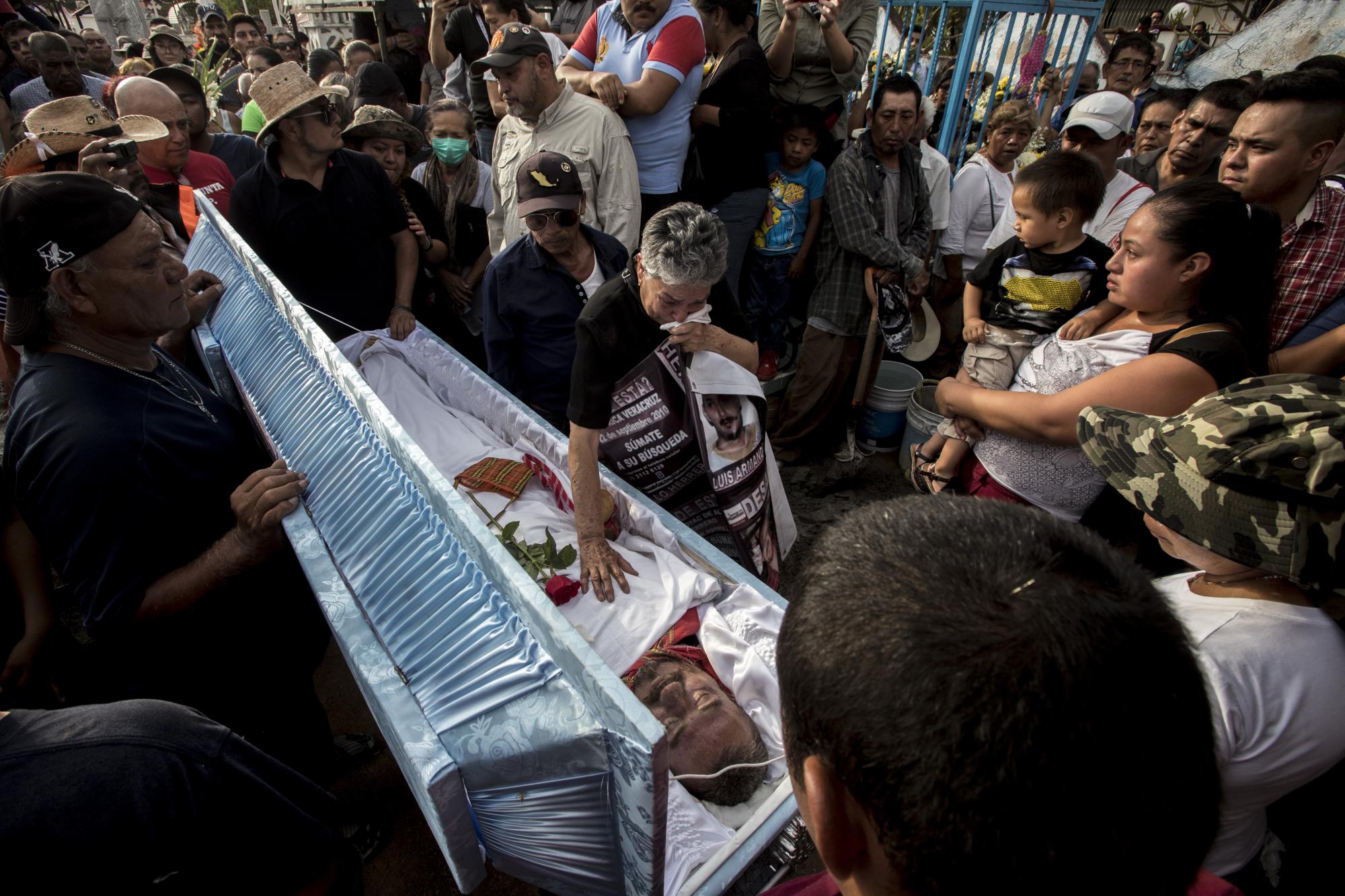 $!María Herrera, madre de cuatro hijos desaparecidos, se despide de Mario y le promete que seguirán buscando a Tommy, su hermano, y a todas las personas que faltan.
