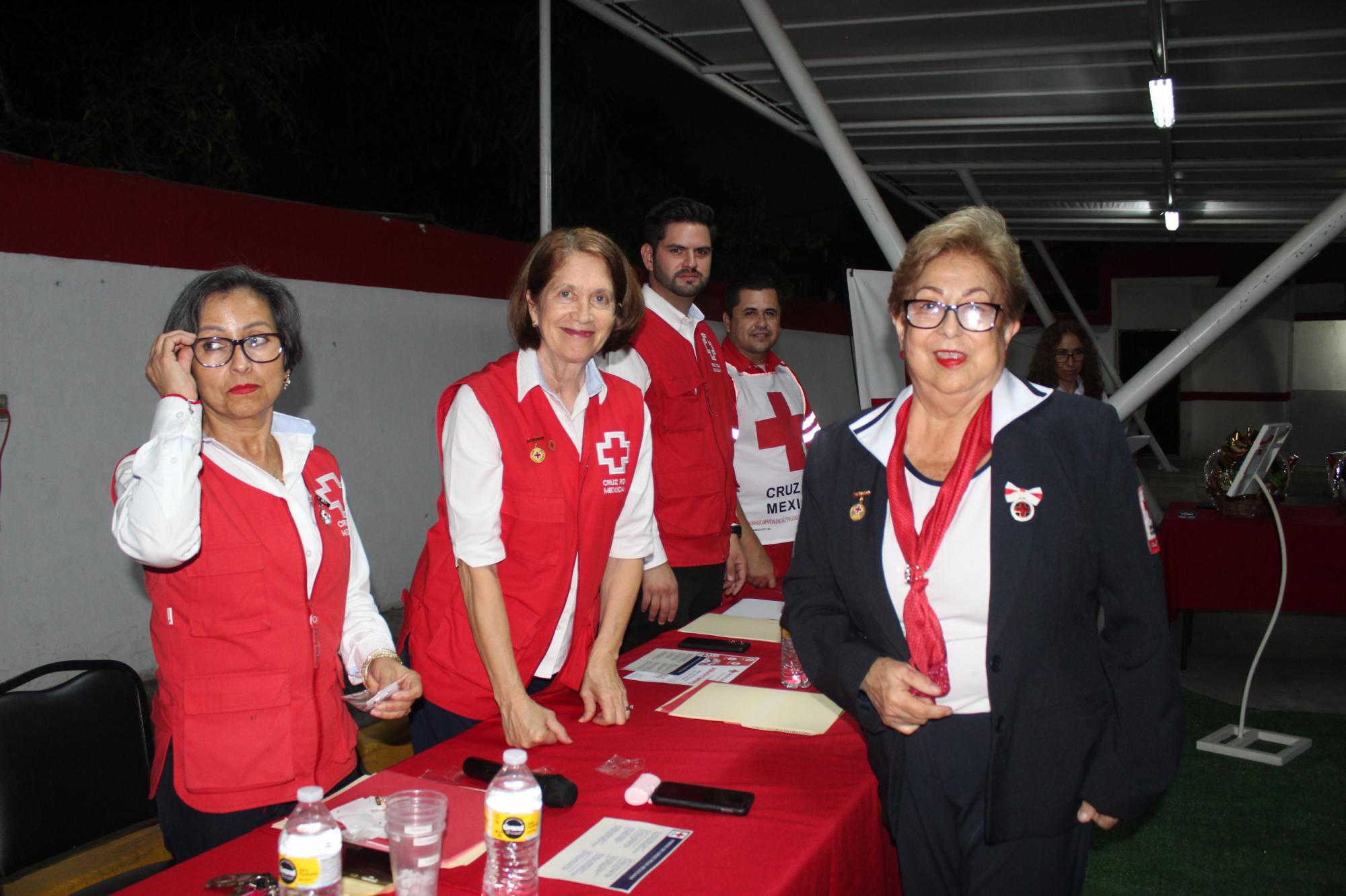 $!Gema María Eugenia Villela Larralde recibe reconocimiento por 30 años de perseverancia.