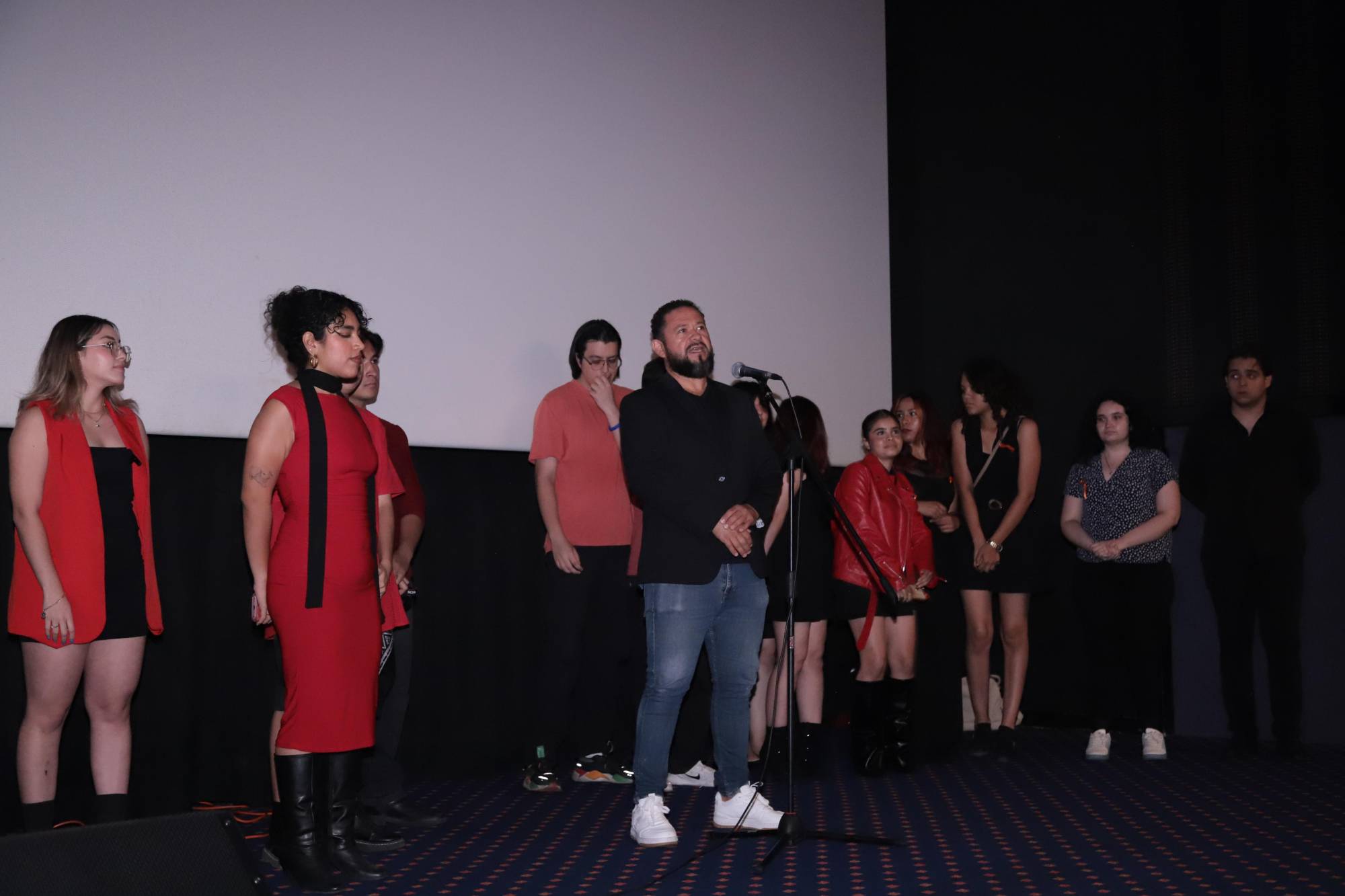 $!El profesor Edxon Rodríguez expresó unas palabras a los presentes.