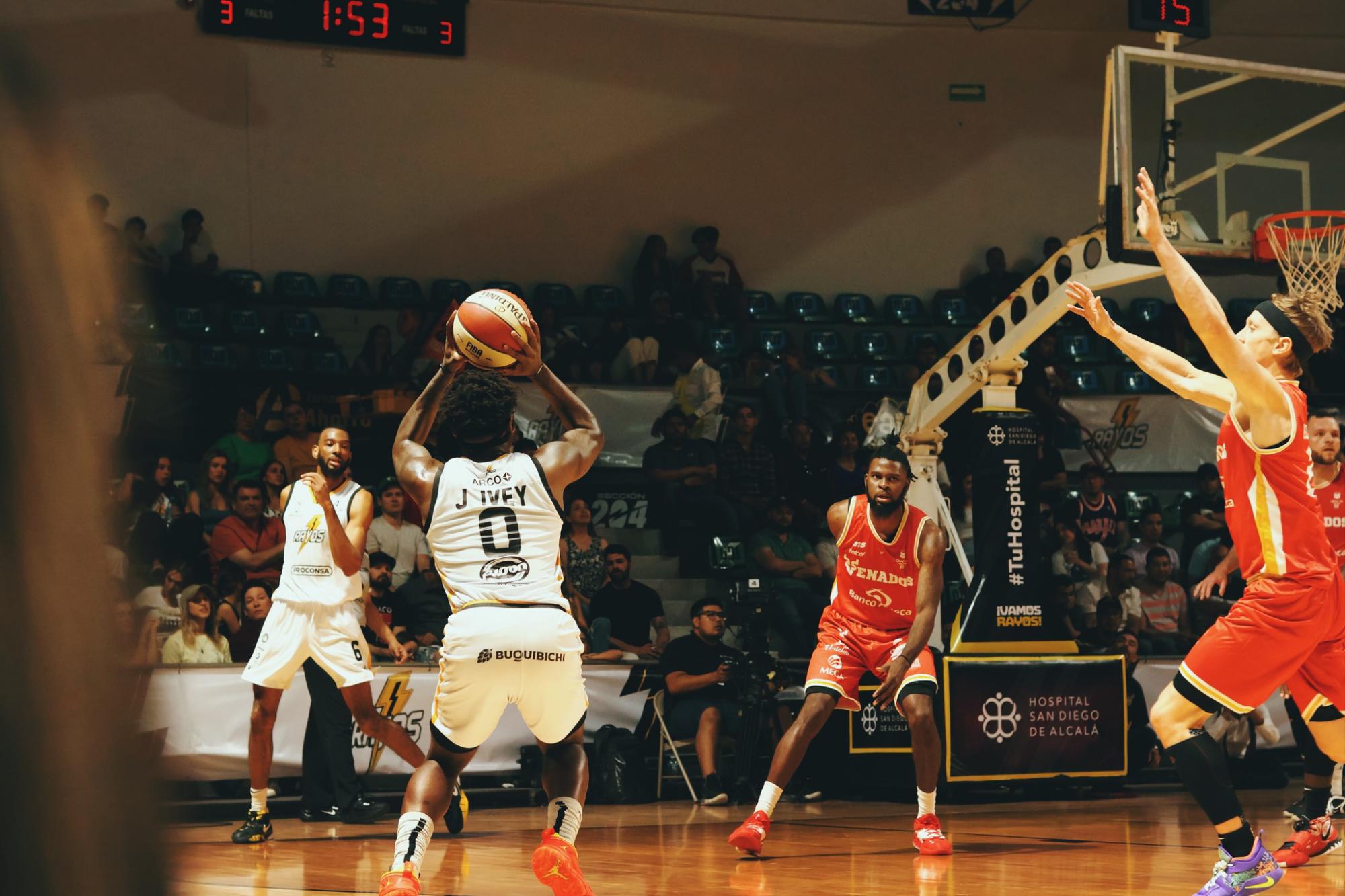$!Venados Basketball logra la hazaña al quitarle el invicto a Rayos en Hermosillo