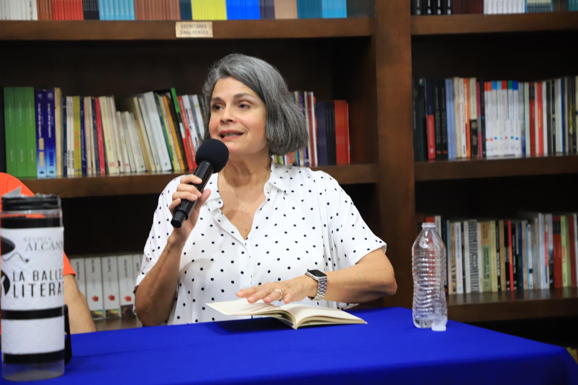 $!La poeta Ana Belén López expresó que hay que tener paciencia para combinar ambas cosas.