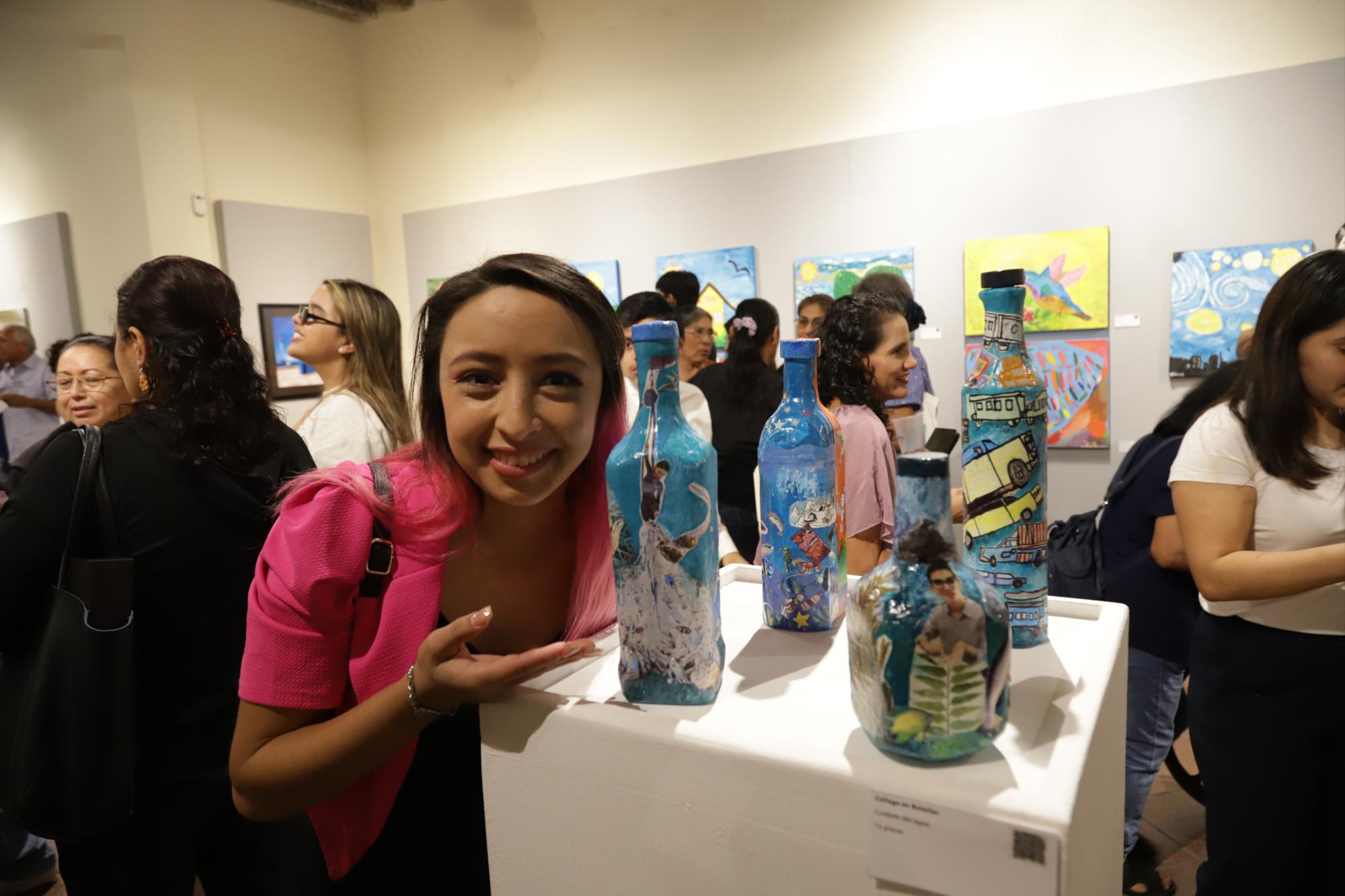 $!Jazmín Hernández muestra su obra plasmada en una botella.