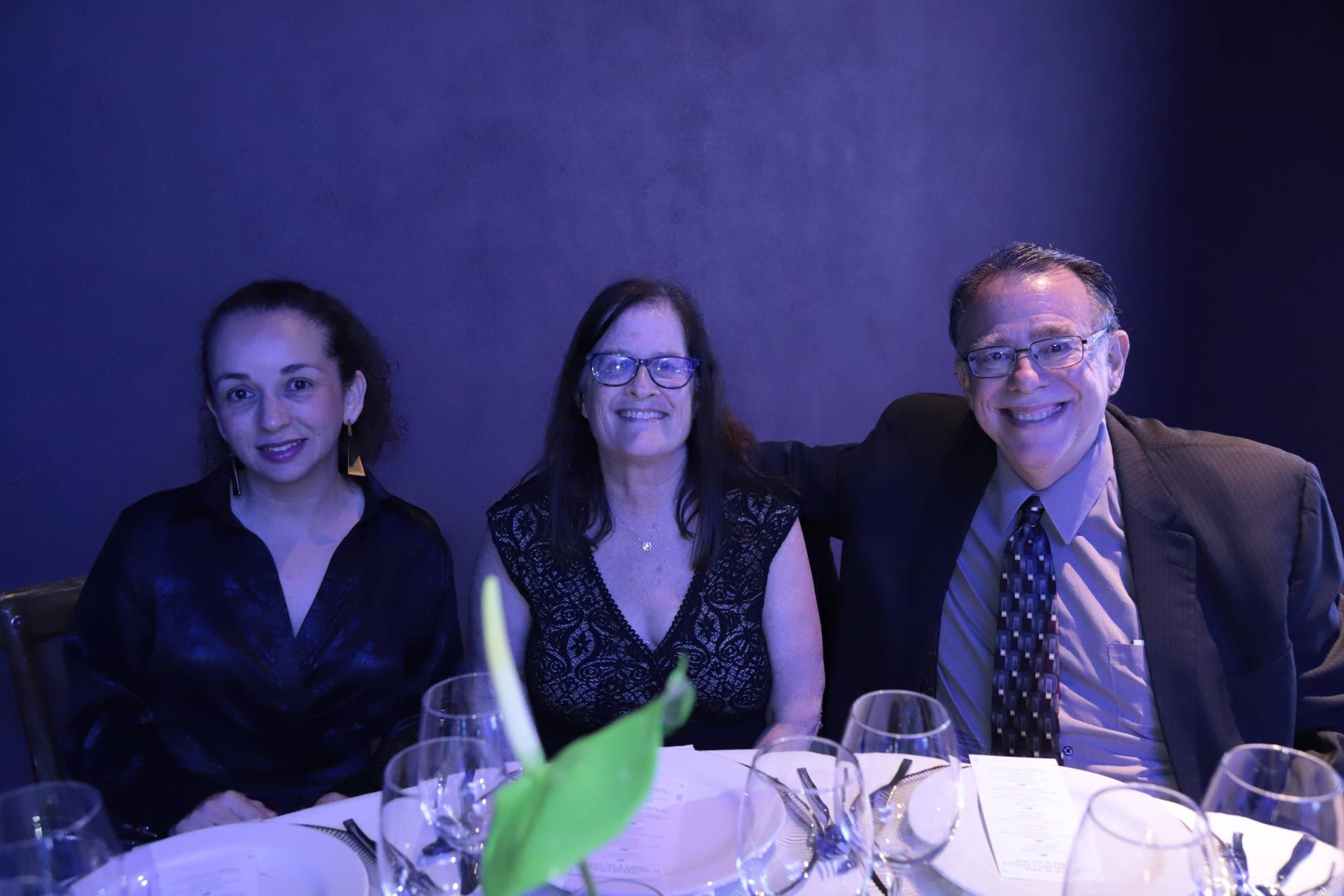 $!Sugey Barrón junto a Robanne y Steven Backman.
