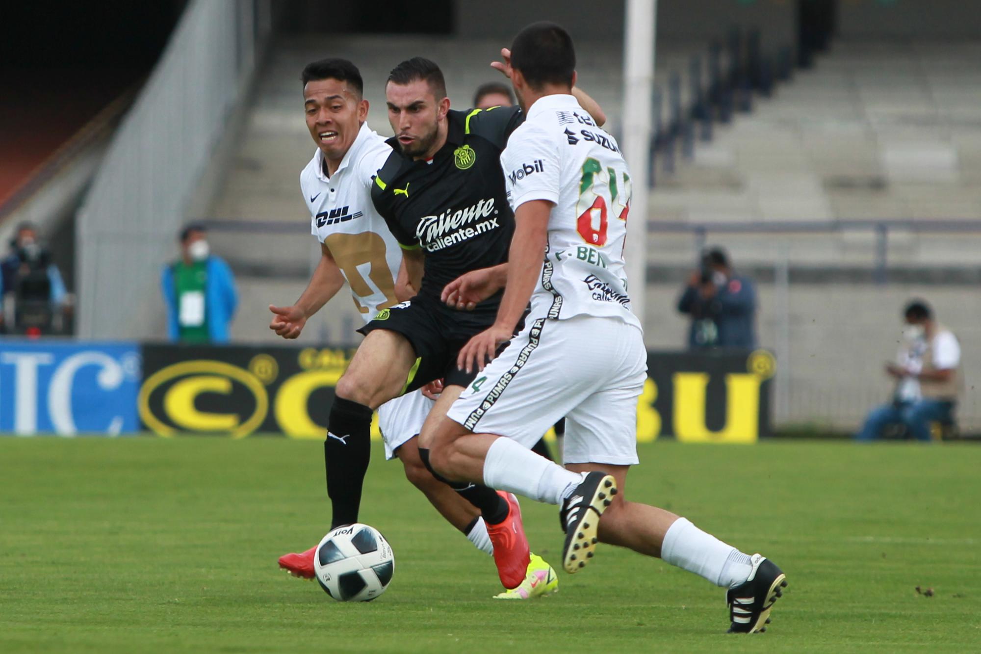 $!Pumas y Chivas decepcionan al empatar sin goles