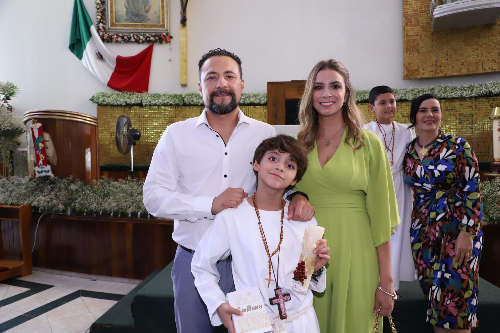 $!Emiliano Hernández entre sus papás Gadiel Hernández y Daniela Rosete.