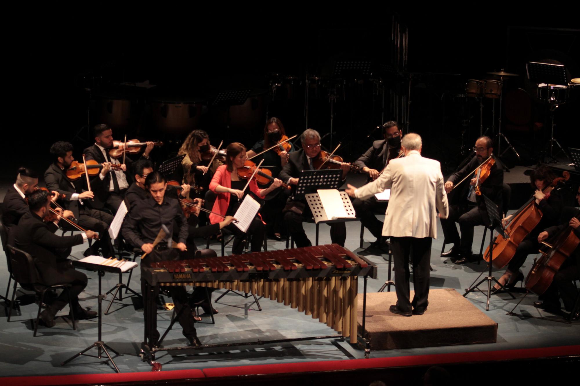 $!Aplausos del público arrancó el concierto que se celebró en el Teatro Ángela Peralta.