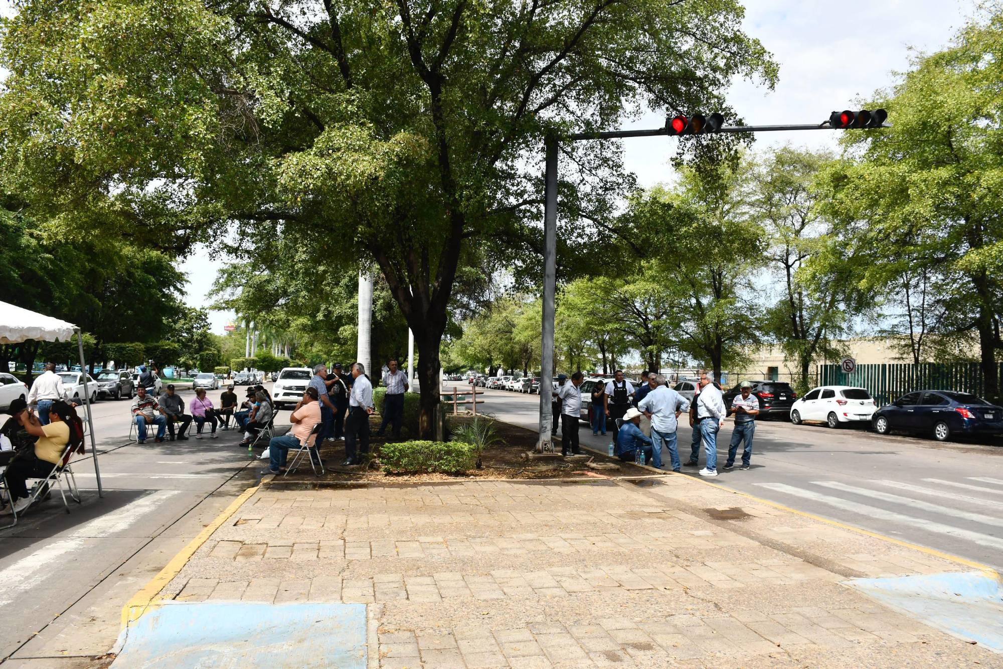 $!Productores bloquean Insurgentes, frente a Palacio de Gobierno de Sinaloa