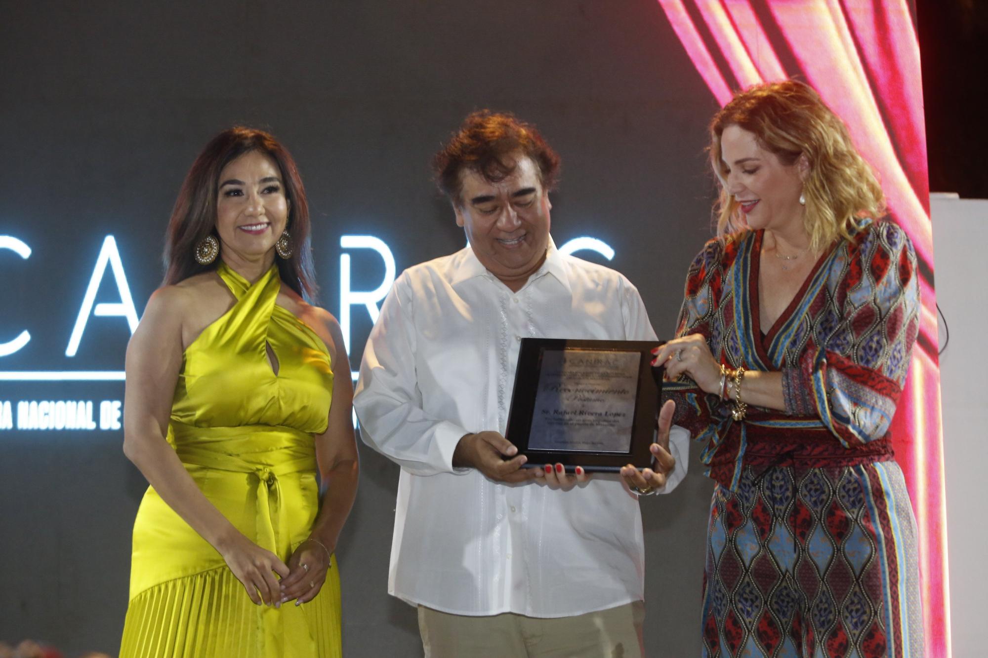 $!Don Rafael Rivera López, recibió un homenaje póstumo, por lo que sus hijos, Dora y Rafael Rivera, recibieron el reconocimiento de manos de la Regidora María Esther Juárez.