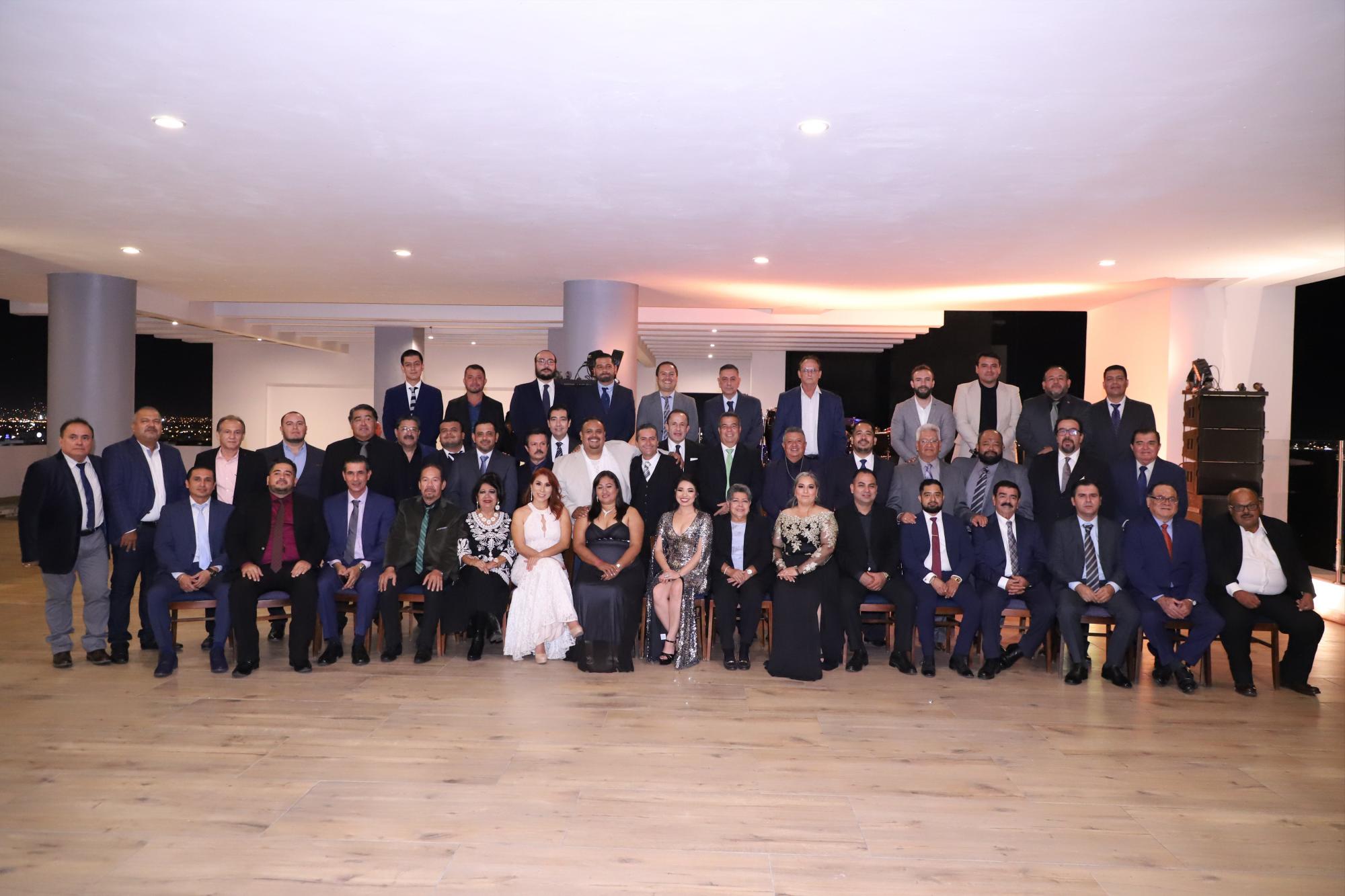 $!Integrantes del Colegio de Abogados Genaro Estrada Félix, se tomaron la fotografía del recuerdo.
