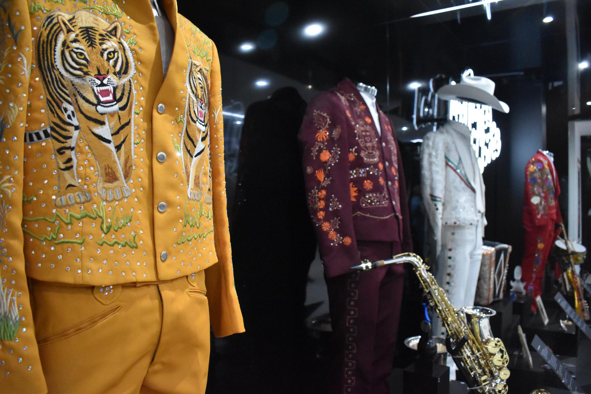 $!Algunos trajes también se pueden apreciar.