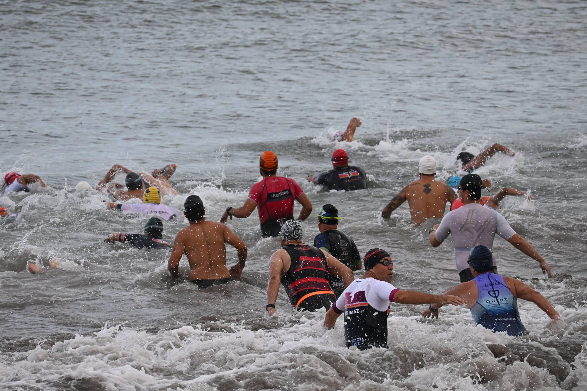 $!José Luis Zazueta y Antonella Guzmán triunfan en el Triatlón Trimaz 2025