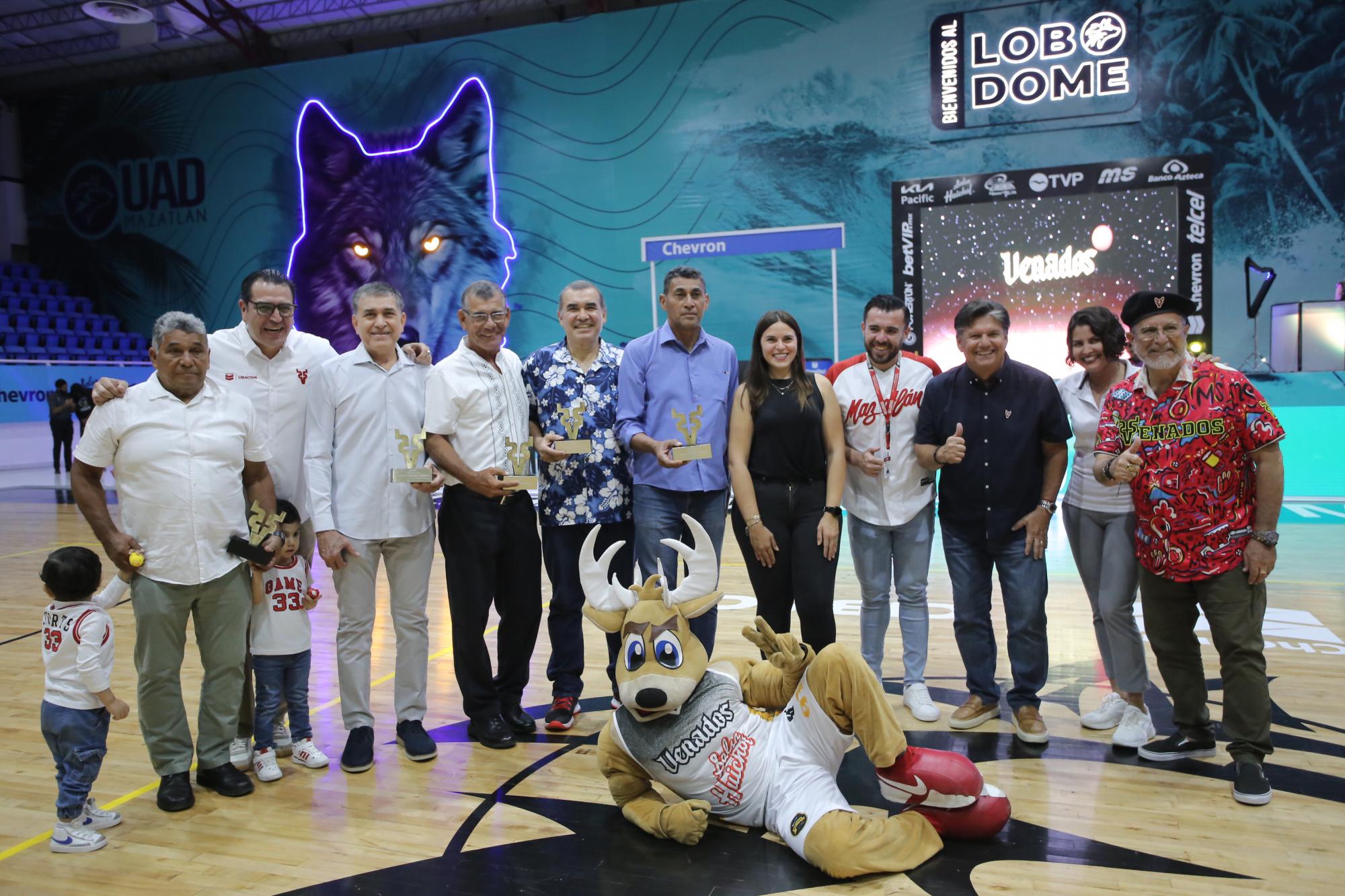 $!Los homenajeados de la velada entre directivos de Venados Basketball y autoridades municipales.