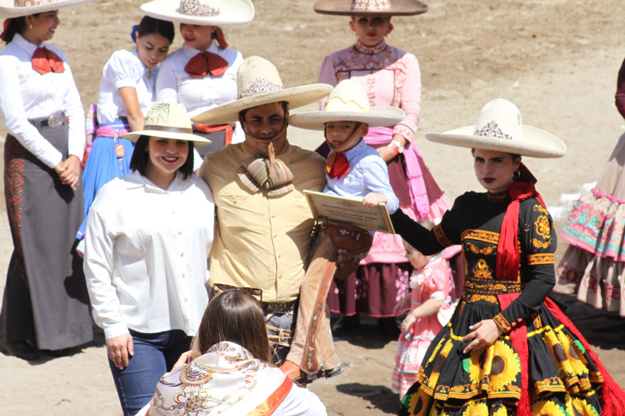 $!El pequeño Juan Pablo Madrigal recibe un reconocimiento como campeón estatal en la categoría Infantil de manos de Nazareth Salcido. Aquí junto a sus papás, Yaritza Román y Juan Ramón Madrigal.