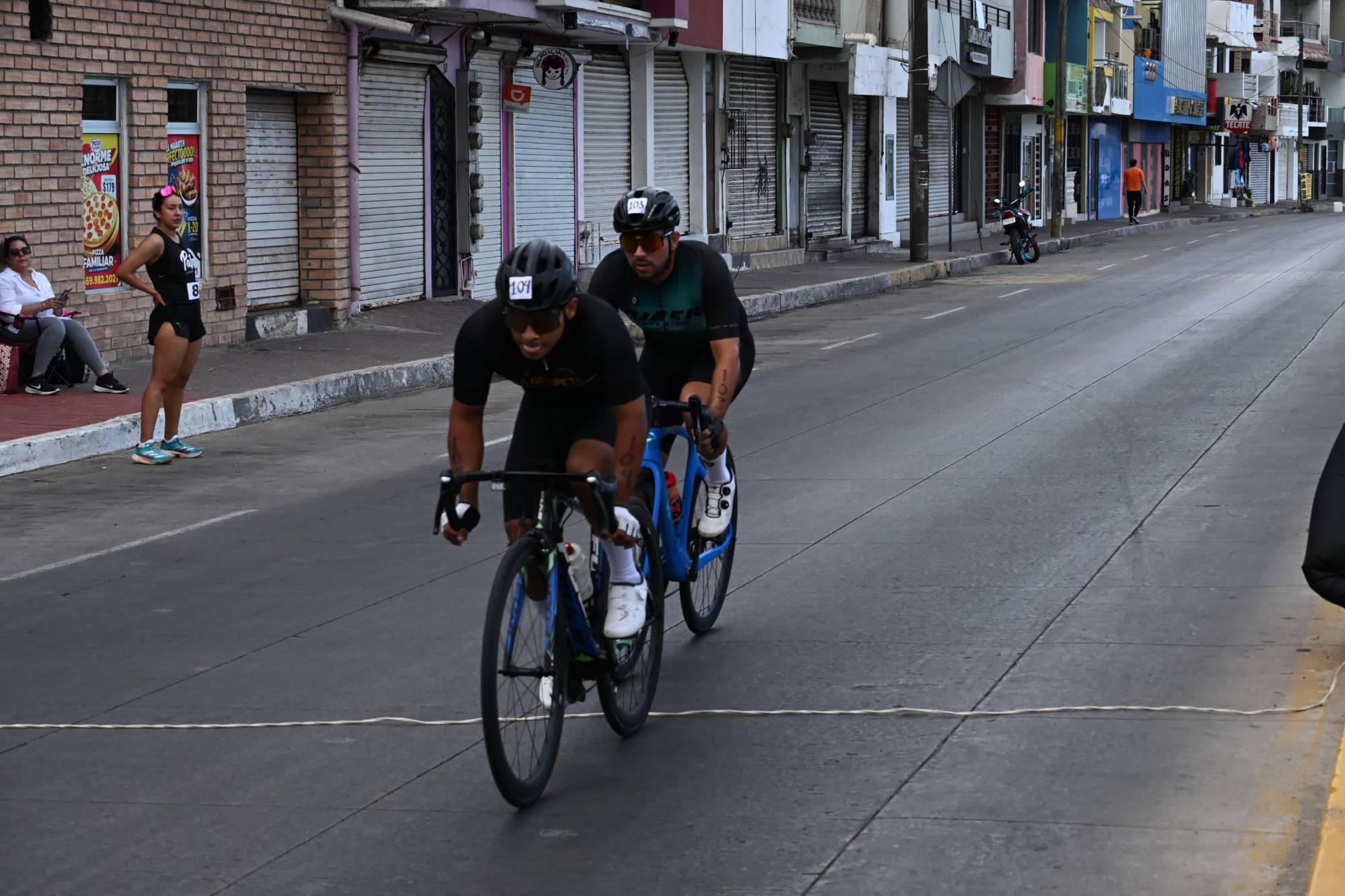 $!José Luis Zazueta y Antonella Guzmán triunfan en el Triatlón Trimaz 2025