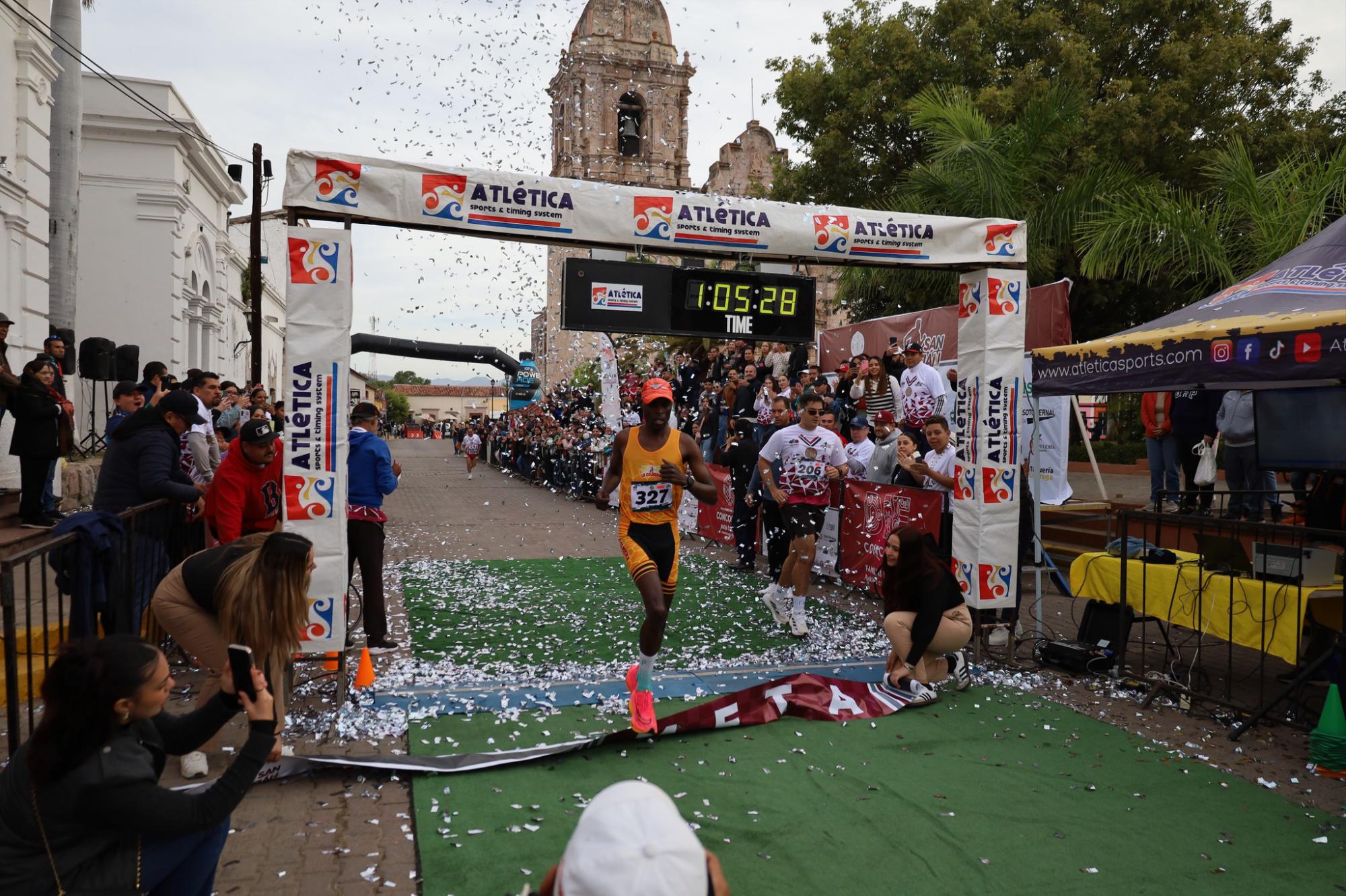 $!Geoffrey Kenisi Bundi se corona campeón del Medio Maratón de San Sebastián 2025