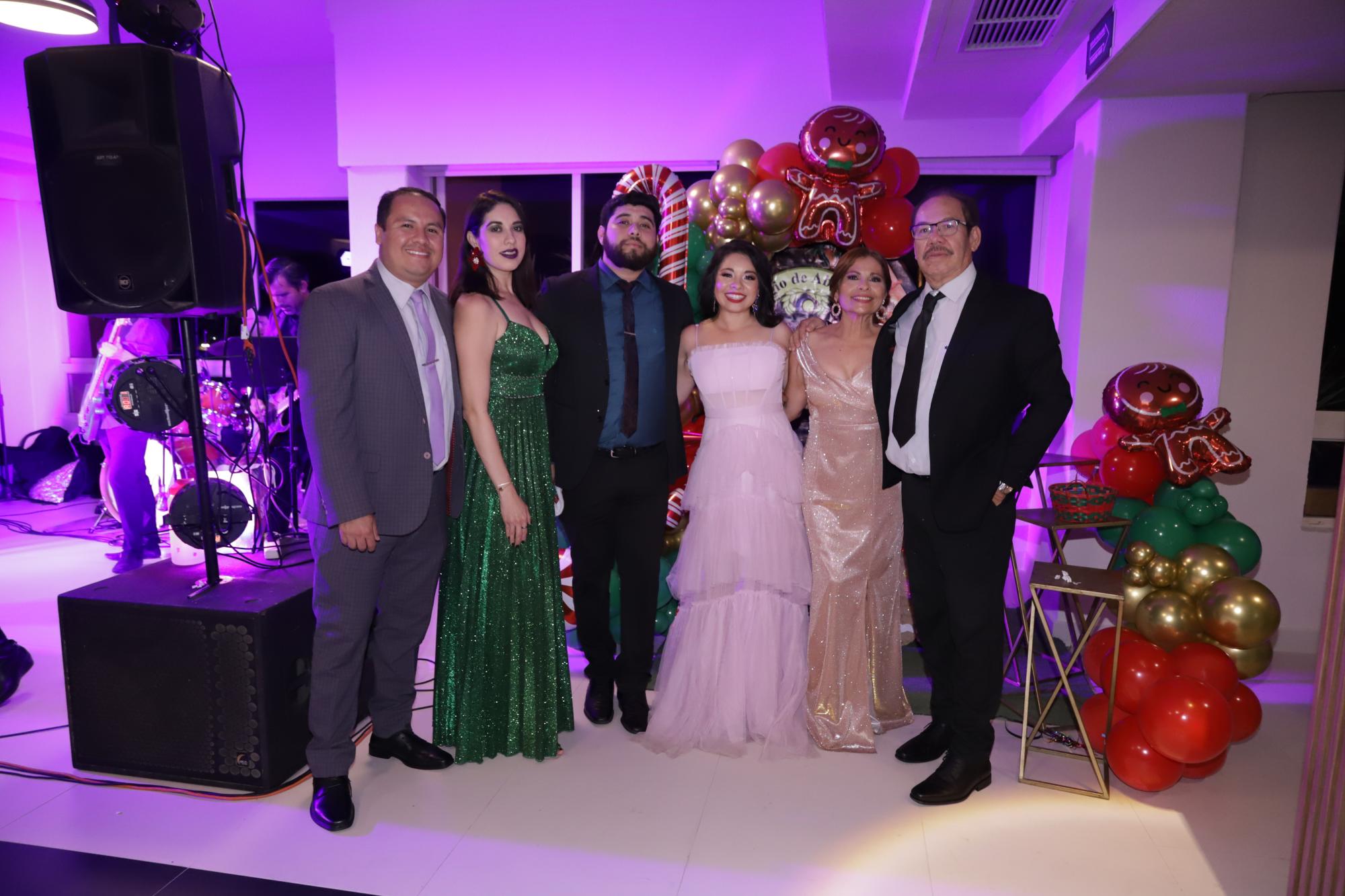 $!Martín, Beatriz, Javier y Adriana Morales Acuña junto a sus padres, Alicia Acuña y Martín Morales.