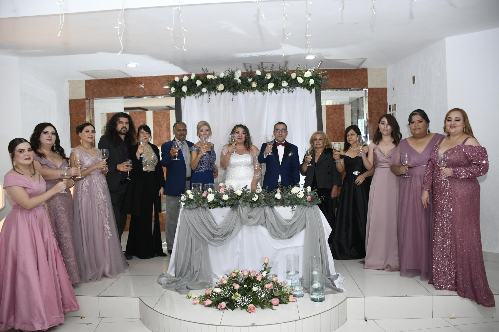 $!El momento del brindis con las madrinas y la familia de los recién casados.