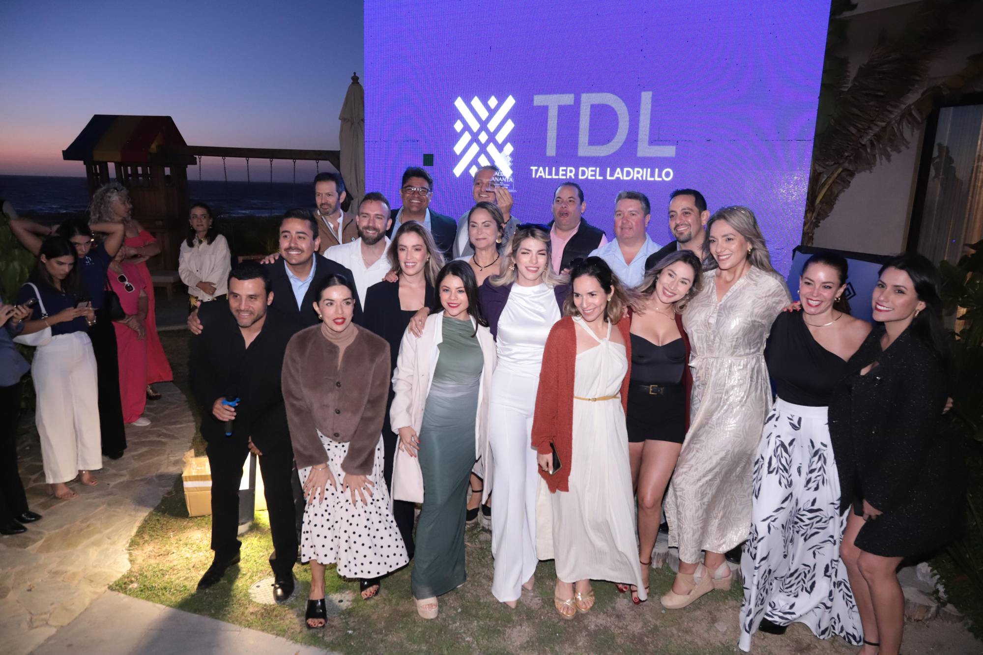 $!En la ceremonia, se hicieron entrega de reconocimientos a proveedores y a los mejores agentes de venta.
