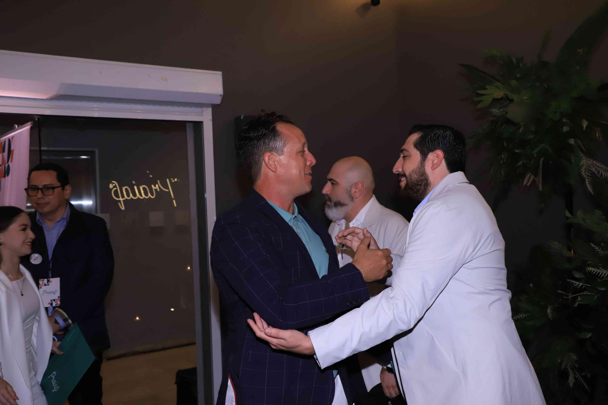 $!El empresario hotelero, Lance Vient saluda a Guillermo Izaguirre.