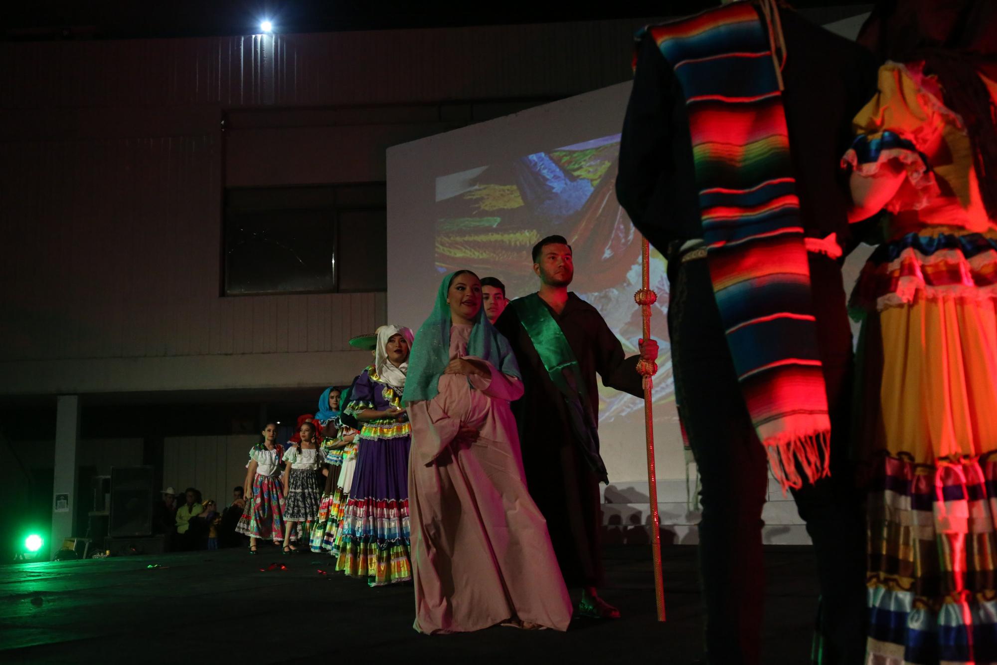 $!Alumnos de Danza Folclórica representan una pastorela.