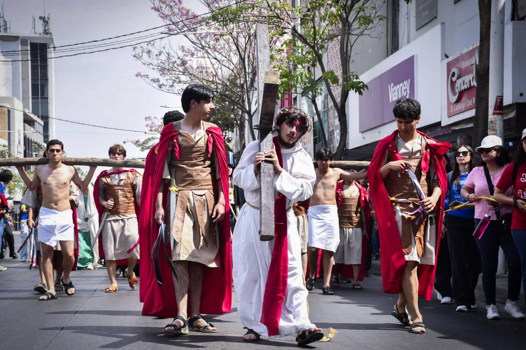 $!Culiacán presencia el camino a la cruz de Cristo con una escenificación juvenil