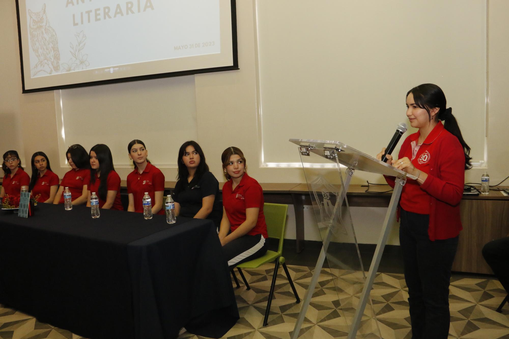 $!Lizbeth Sinahí Ortega Ramos, maestra y ex alumna de la institución, comentó la obra.